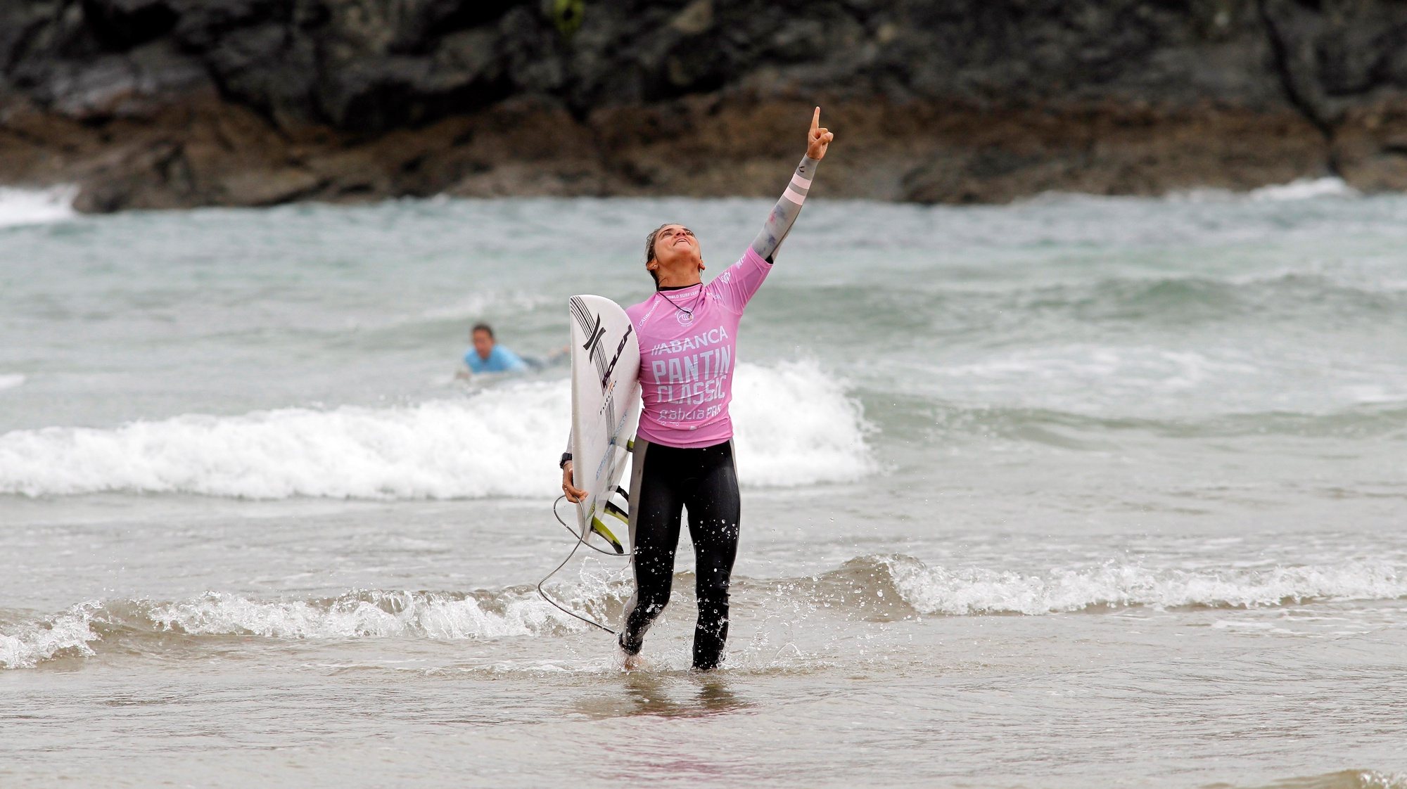 Carolina Mendes celebra após ganhar a final feminina da competição &quot;Galicia Pro surfing&quot;