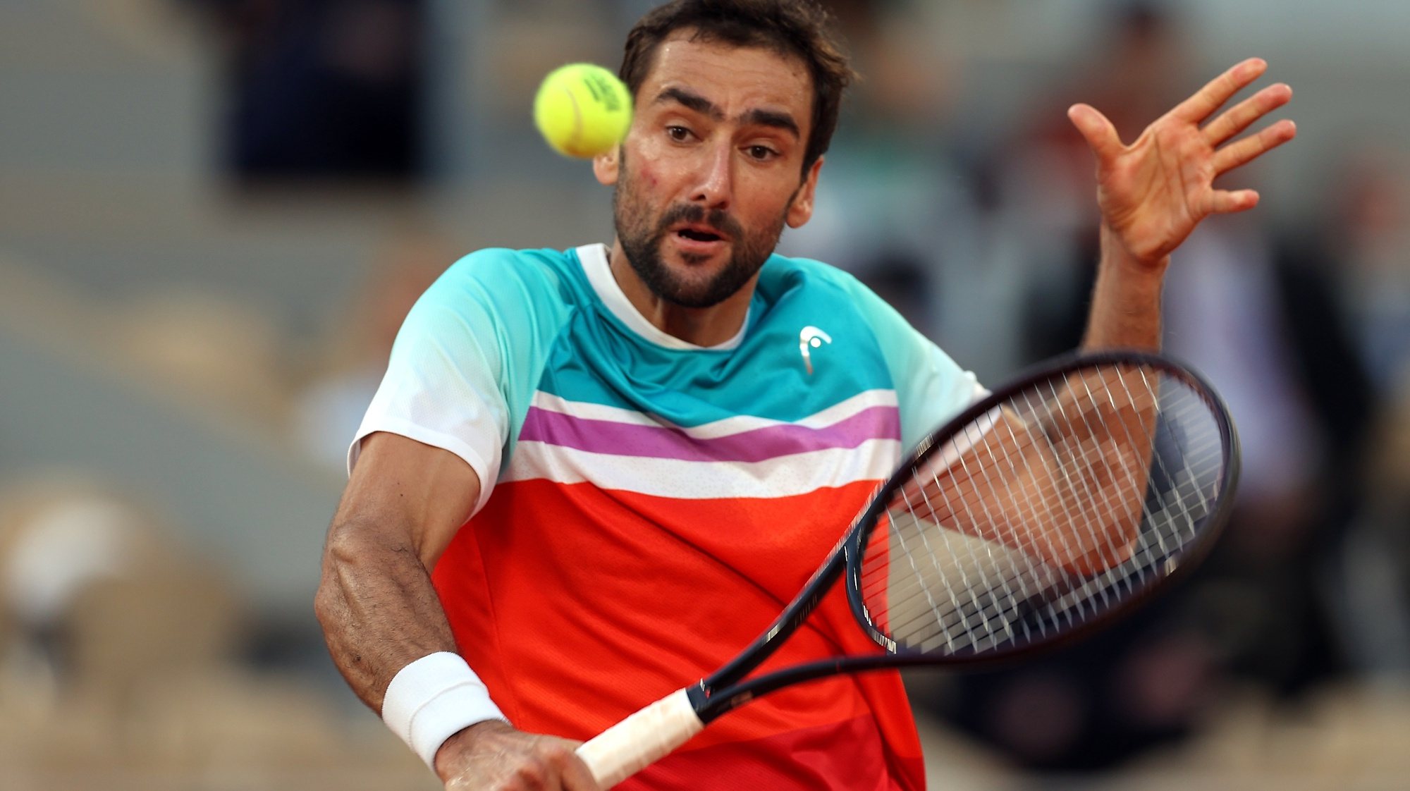 epa09990317 Marin Cilic of Croatia plays Andrey Rublev of Russia in their men’s quarterfinal match during the French Open tennis tournament at Roland ​Garros in Paris, France, 01 June 2022.  EPA/MARTIN DIVISEK