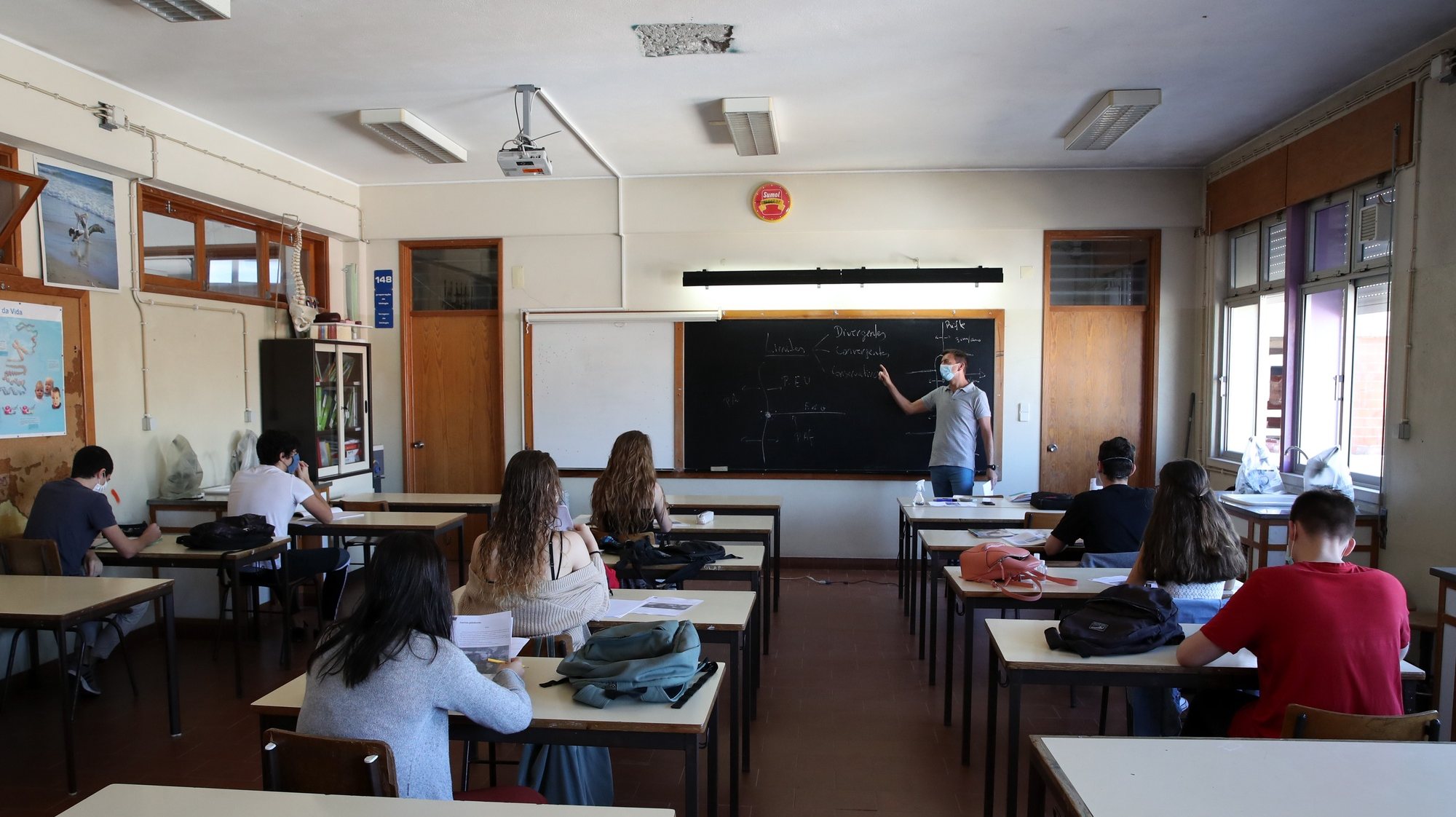 Um professor dá uma aula na escola secundária João de Barros, no Seixal,  no ínicio em todo o país das aulas presenciais, 18 de maio de 2020. MANUEL DE ALMEIDA/LUSA