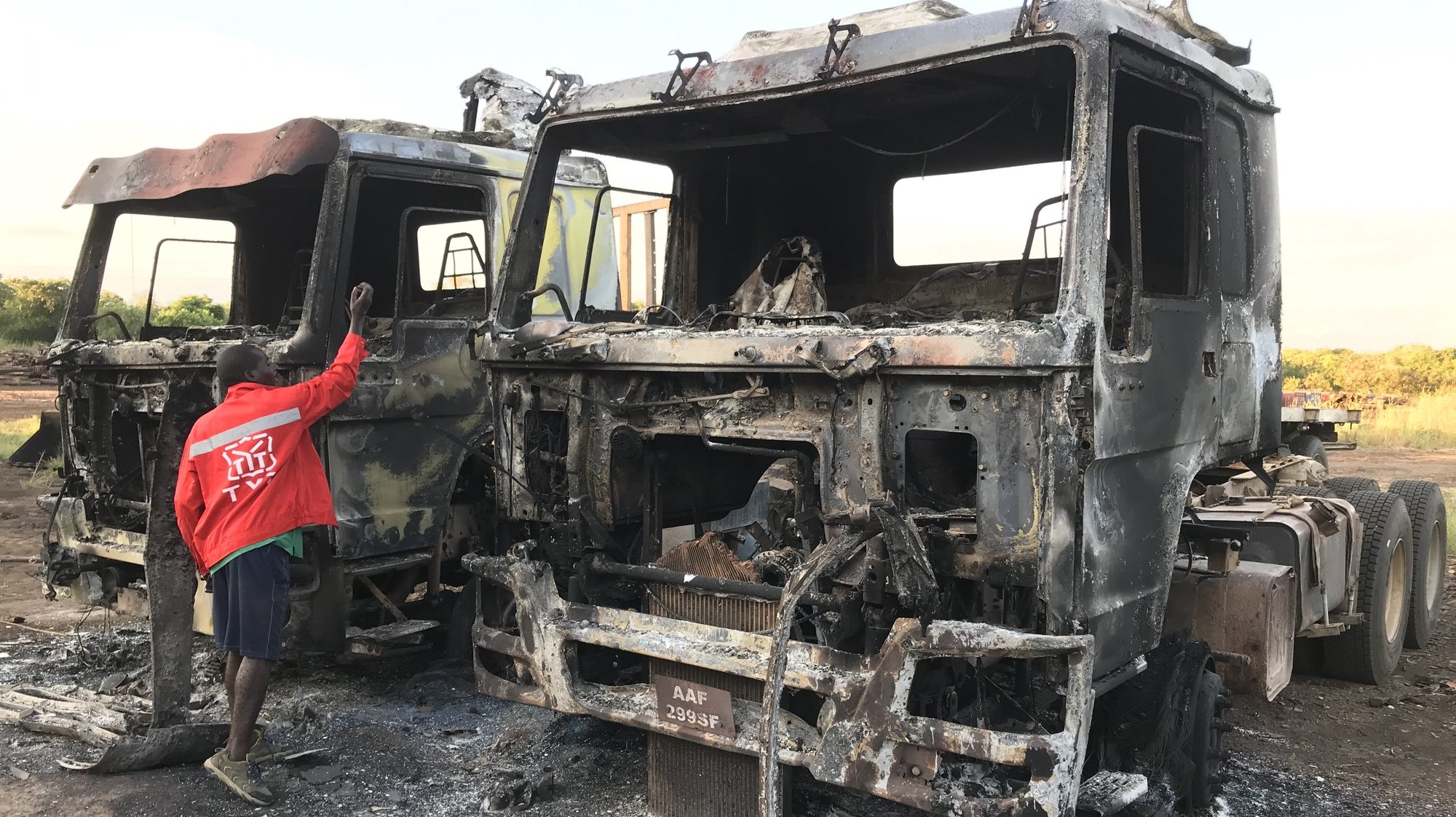 Camiões incendiados durante um ataque contra um estaleiro na aldeia de Matarara, no interior sudeste de Manica, centro de Moçambique, 6 de abril de 2020. O grupo entrou na aldeia cerca das 05:00 locais (04:00 em Lisboa), tendo invadido o estaleiro madeireiro onde incendiou sete camiões de carga e dois &#039;bulldozers&#039; e matou um cidadão vietnamita que ai trabalhava.  ANDRÉ CATUEIRA/LUSA