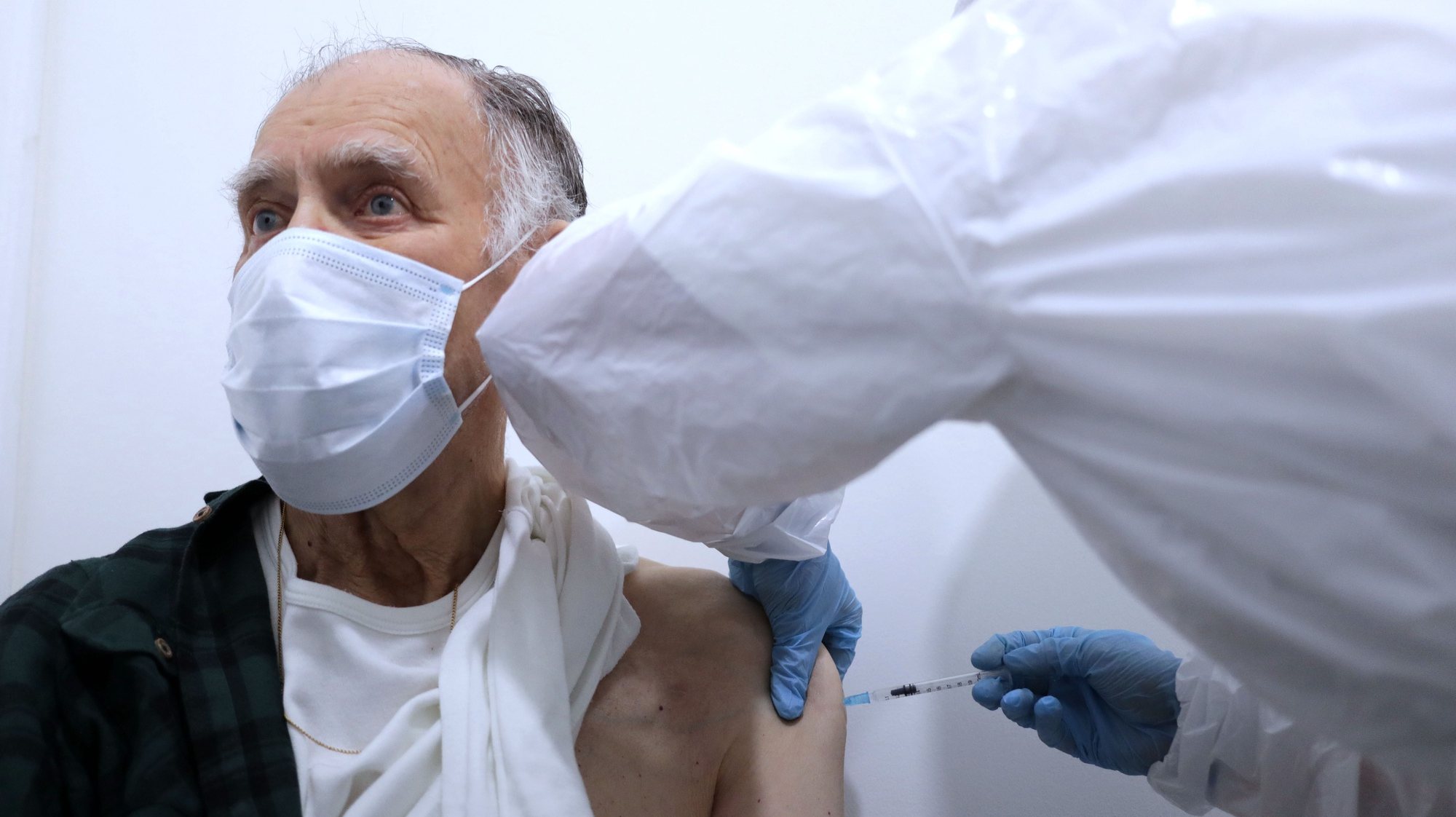 Um idoso é vacinado no Centro de Vacinação Covid-19 da Maia, na junta da freguesia do Castêlo da Maia, Gemunde, 23 de fevereiro de 2021. ESTELA SILVA/LUSA