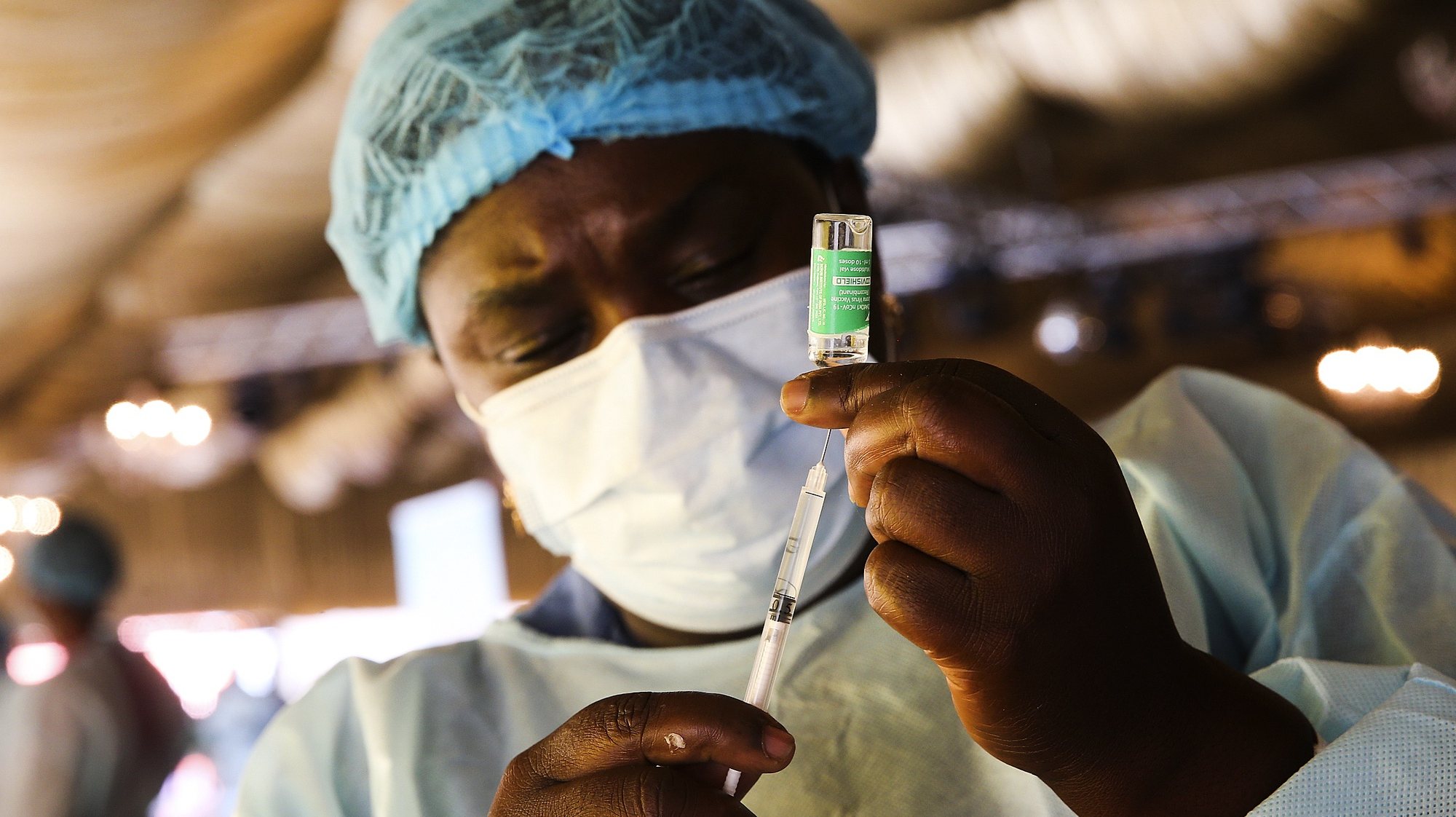 Um profissional de saúde prepara uma dose da vacina contra a covid-19 para ser administrada durante a campanha de vacinação no Centro Paz Flor, em Luanda, Angola, 14 de maio de 2021. (ACOMPANHA TEXTO DA LUSA DO DIA 16 DE MAIO DE 2021). AMPE ROGÉRIO/LUSA