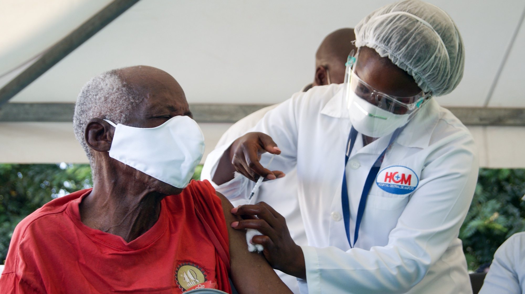 Início da vacinação contra a covid-19 , em Maputo, Moçambique, 08 de março de 2021. O plano de vacinação lançado hoje está estimado em quase dois mil milhões de meticais (23 milhões de euros) e vai dar prioridade aos profissionais que estão na linha da frente do combate à epidemia. LUÍSA NHANTUMBO/LUSA