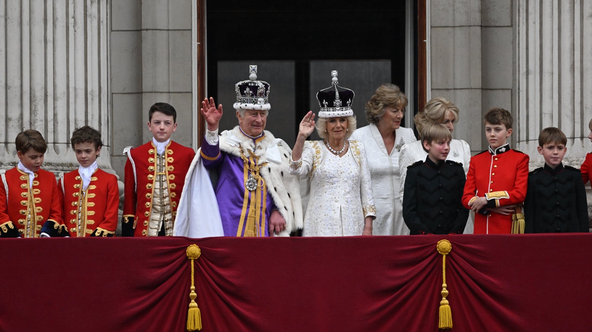 epa10611939 Members of the Royal Family flank Britain&#039;s King Charles III (C-L) and Queen Camilla (C-R) on the balcony of Buckingham Palace following their Coronation in London, Britain, 06 May 2023. The appearance on the balcony is to greet the crowds who have gathered in The Mall and to watch a fly past of Royal Air Forc (RAF) aircraft.  EPA/Neil Hall