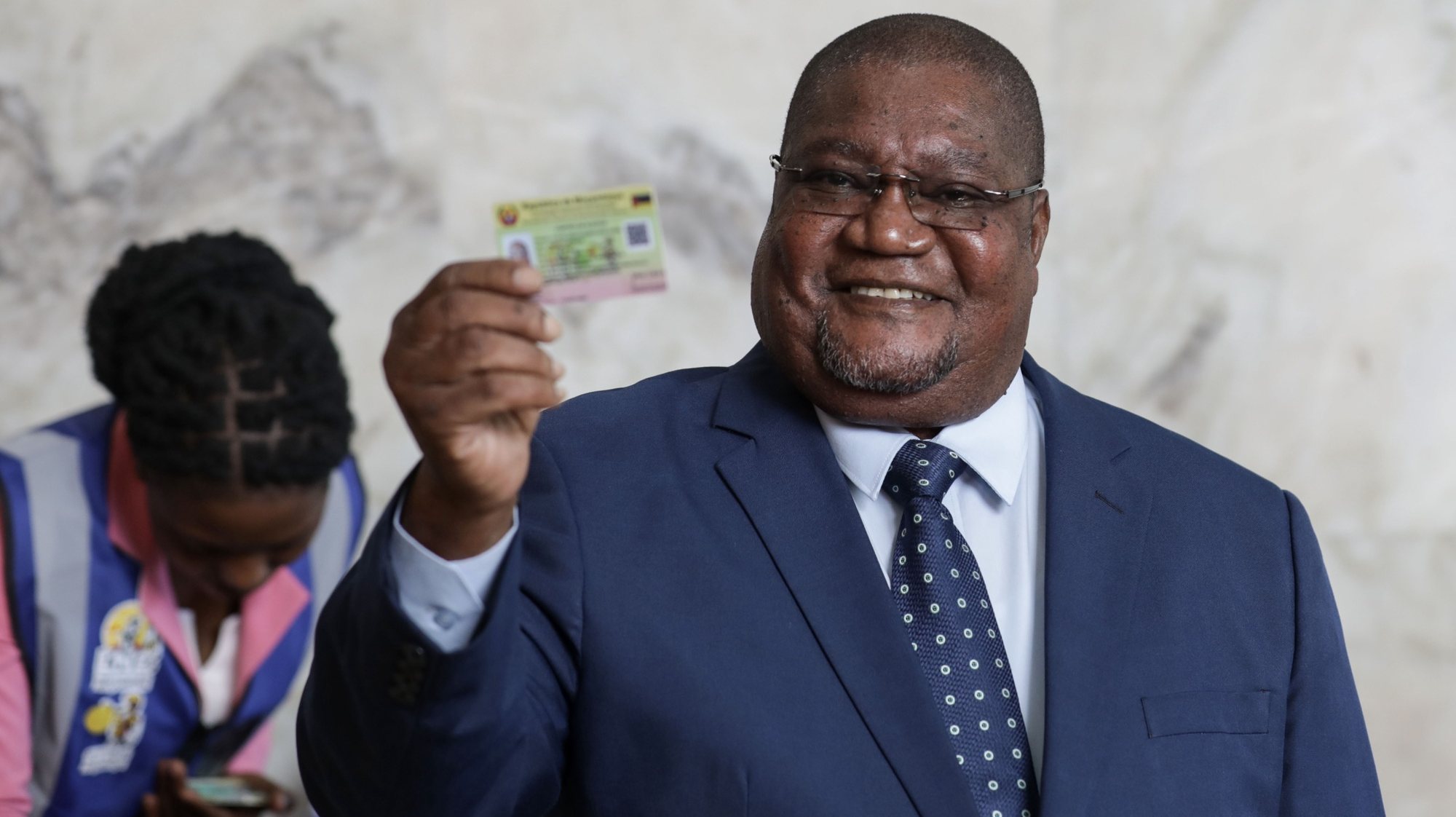 O presidente da Resistência Nacional Moçambicana (Renamo), Ossufo Momade, exibe o seu cartão de eleitor após ter-se recenseado em Maputo, Moçambique, 20 de abril de 2023. O recenseamento para as eleições autárquicas de 11 de outubro em Moçambique arrancou hoje nos 65 distritos com autarquias, com uma previsão de registo de quase 10 milhões de eleitores, de acordo com dados oficias. LUÍSA NHANTUMBO/LUSA