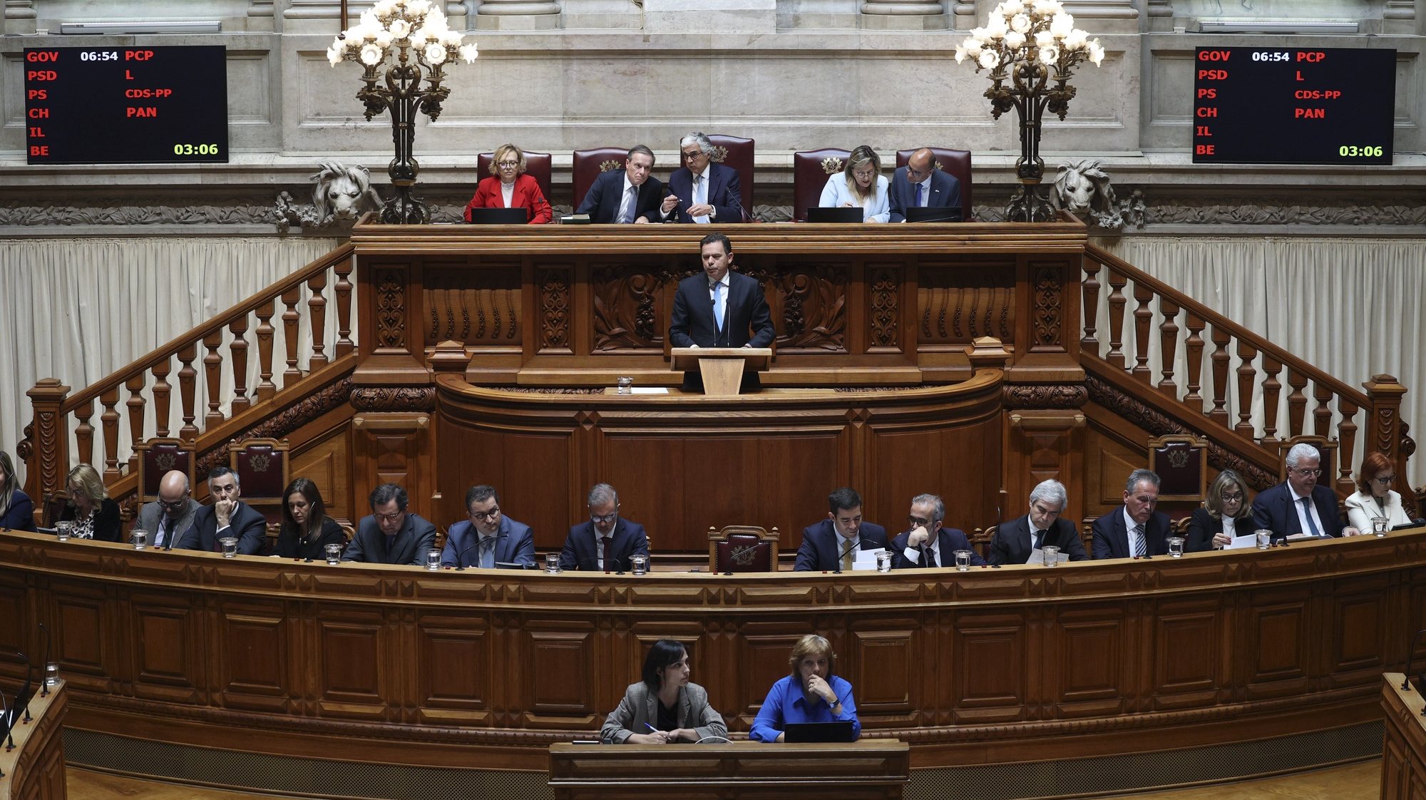 O primeiro-ministro, Luís Montenegro, intervém no debate parlamentar com o primeiro-ministro, na Assembleia da República, em Lisboa, 15 de maio de 2024. MIGUEL A. LOPES/LUSA