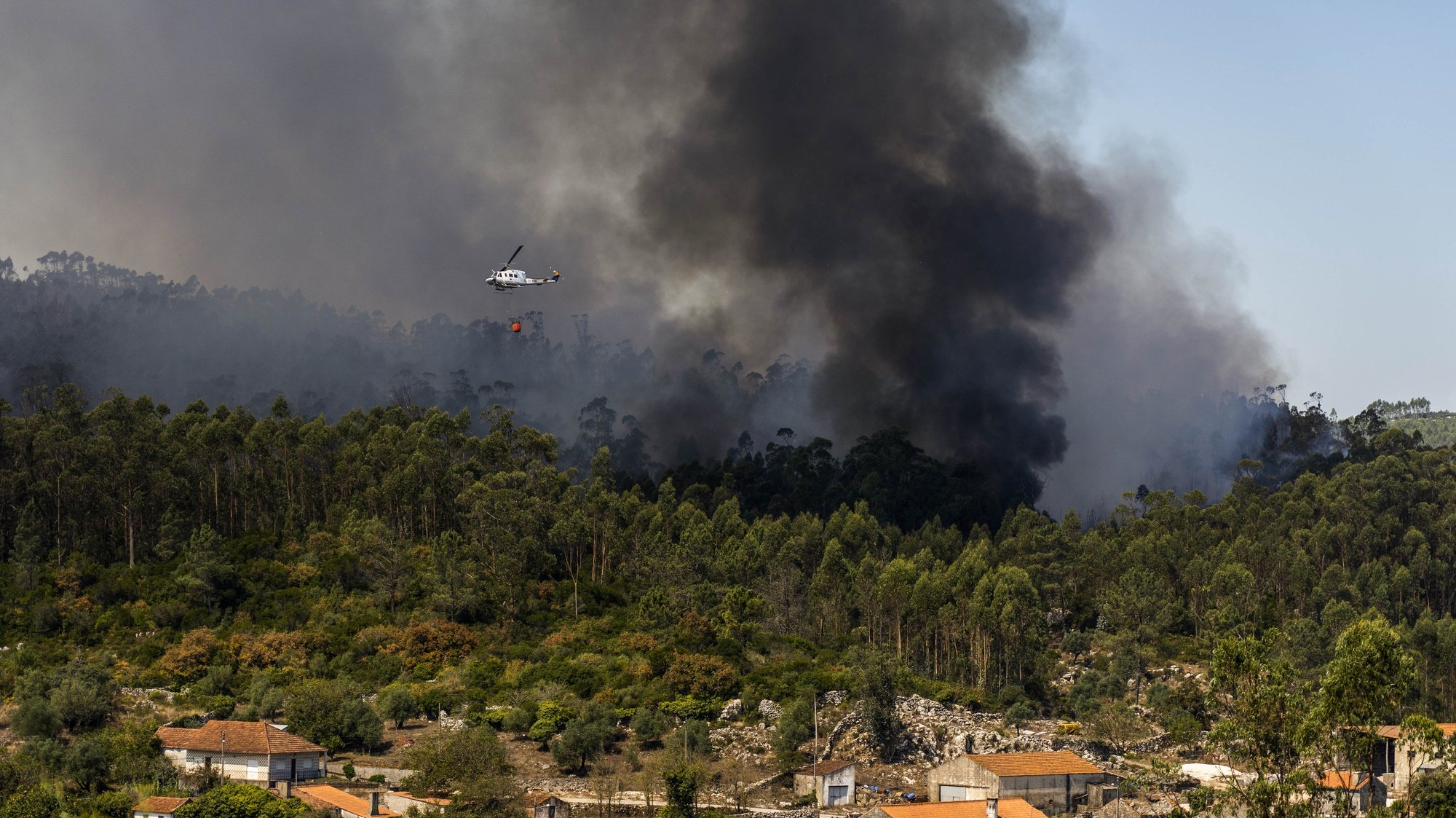 Um helicóptero de combate a fogos faz uma descarga no incêndio que deflagrou na madrugada de domingo no Parque Natural das Serras de Aire e Candeeiros (PNSAC), em Porto de Mós, 07 de setembro de 2020. RUI MIGUEL PEDROSA/LUSA