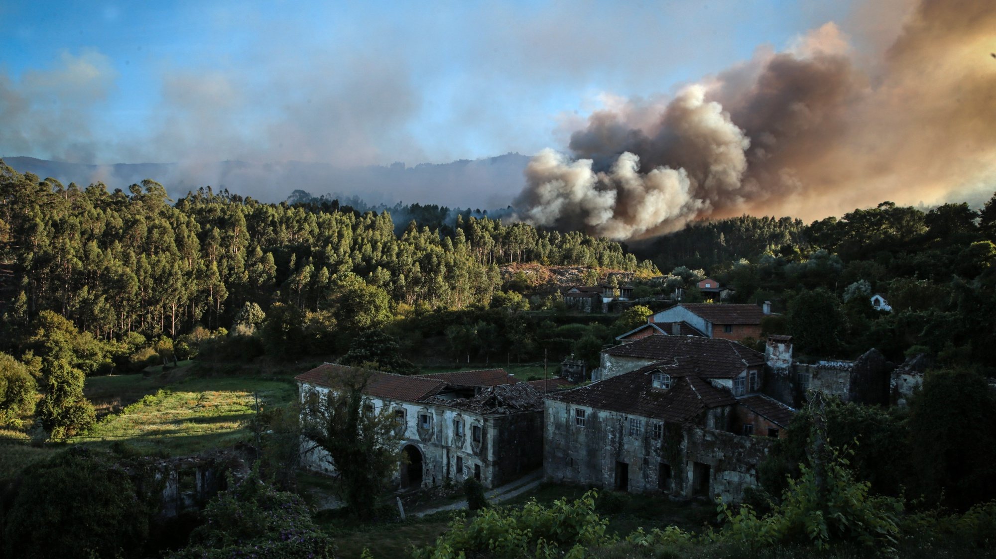 As chamas consomem floresta durante um incêndio em Oliveira de Frades, 7 de setembro de 2020. Este incêndio no concelho de Oliveira de Frades, no distrito de Viseu, mobilizou 327 bombeiros, apoiados por 103 viaturas e oito meios aéreos. NUNO ANDRÉ FERREIRA/LUSA