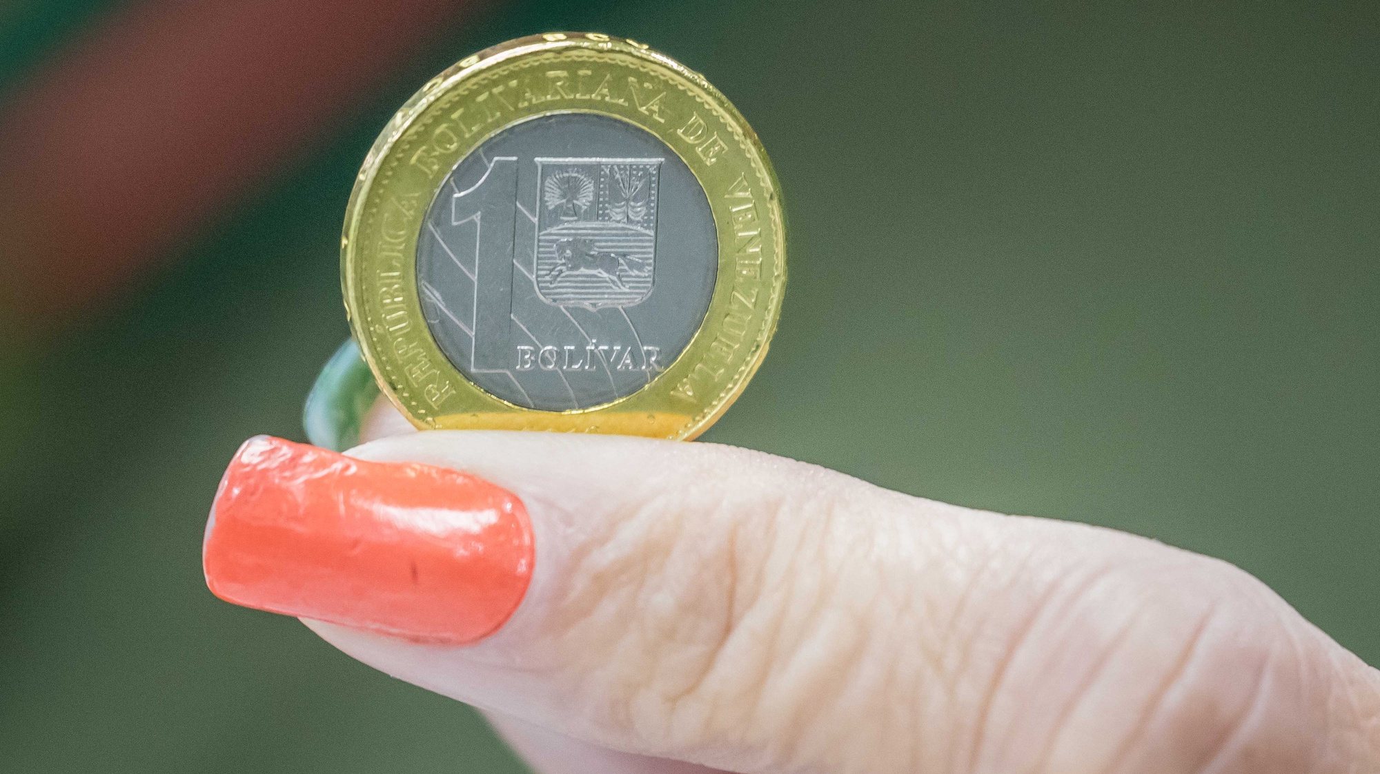 epa06960657 View of a coin part of the new currency in Caracas, Venezuela, 20 August 2018. Starting today, the Bolivar Soberano is the official currency in Venezuela, with a new design of the bills and slashing five zeroes in relation to the Bolivar Fuerte. The crypto-currency Petro will be the secondary and also valid currency.  EPA/Miguel GutiÃ©rrez