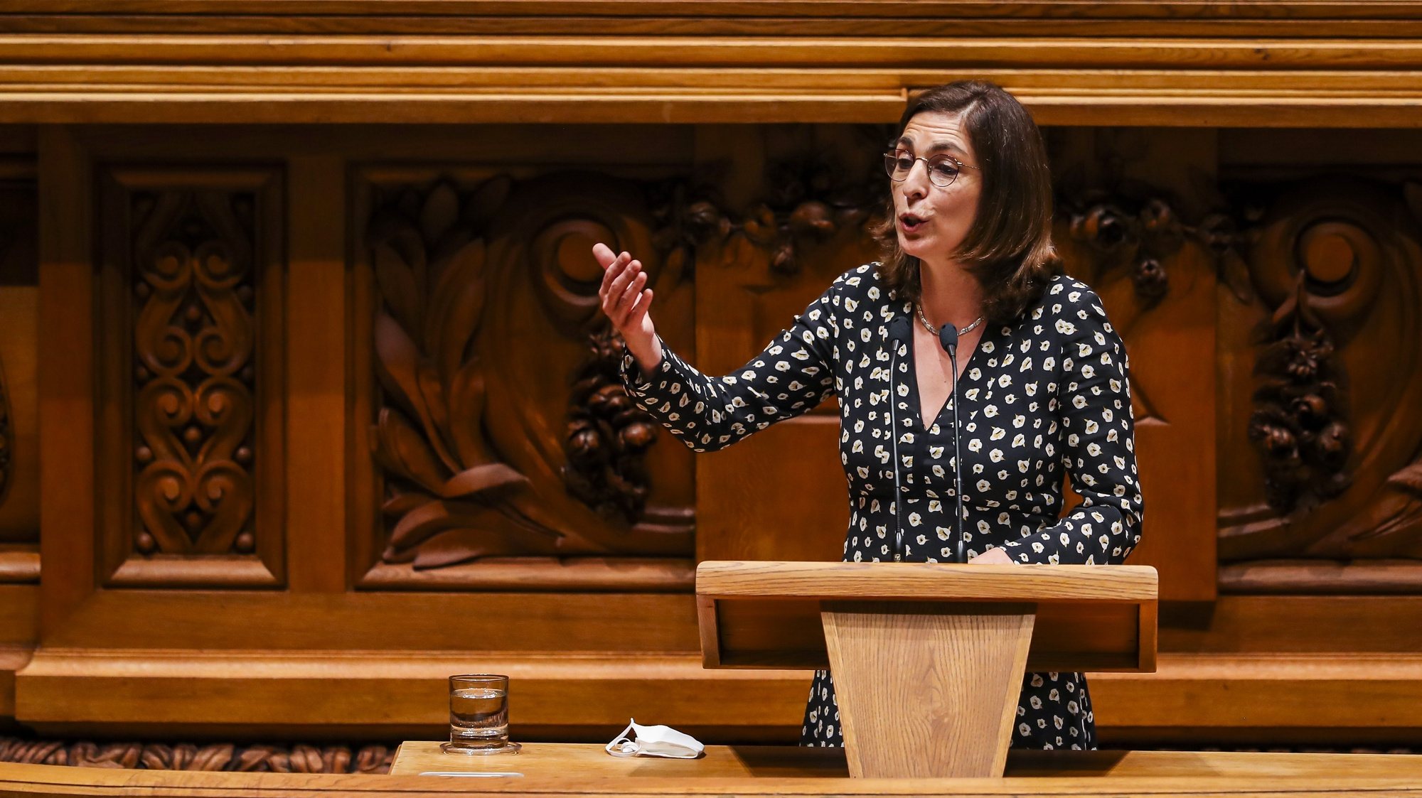 A líder parlamentar do Partido Socialista (PS), Ana Catarina Mendes, usa da palavra durante o debate parlamentar de discussão na generalidade do Orçamento do Estado para 2021 (OE2021), na Assembleia da República, em Lisboa, 28 de outubro de 2020. JOSÉ SENA GOULÃO/LUSA