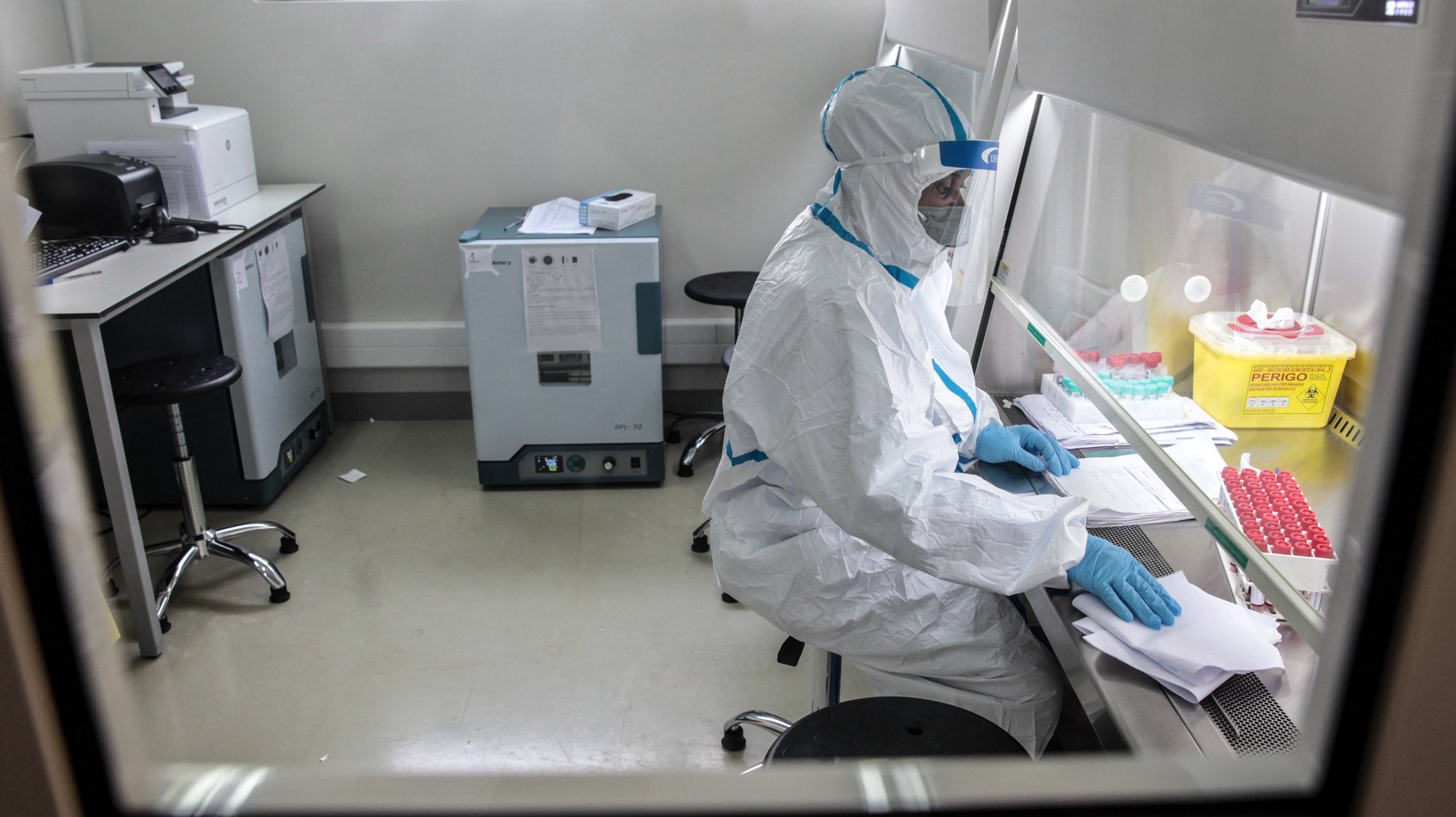 Um elemento da equipe do cientista angolano Dr. Valdemar Tchipenhe que coordena o Centro de Diagnóstico Laboratorial de Viana trabalha no diagnóstico das infeções por covid-19 em Angola, Luanda, 25 de setembro de 2020. (ACOMPANHA TEXTO DE 12/10/2020) AMPE ROGÉRIO/LUSA