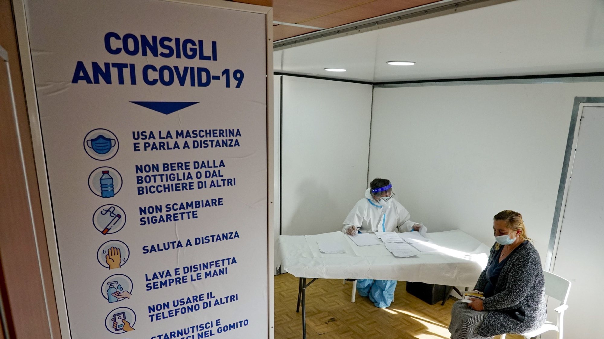 epa08862328 The clinic installed by the management of the ASL Napoli 1 in the Roma camp on the external ring road of Naples after the screening of swabs which detected a high number of infected with Covid-19, in Naples, Italy, 04 December 2020.  EPA/CIRO FUSCO