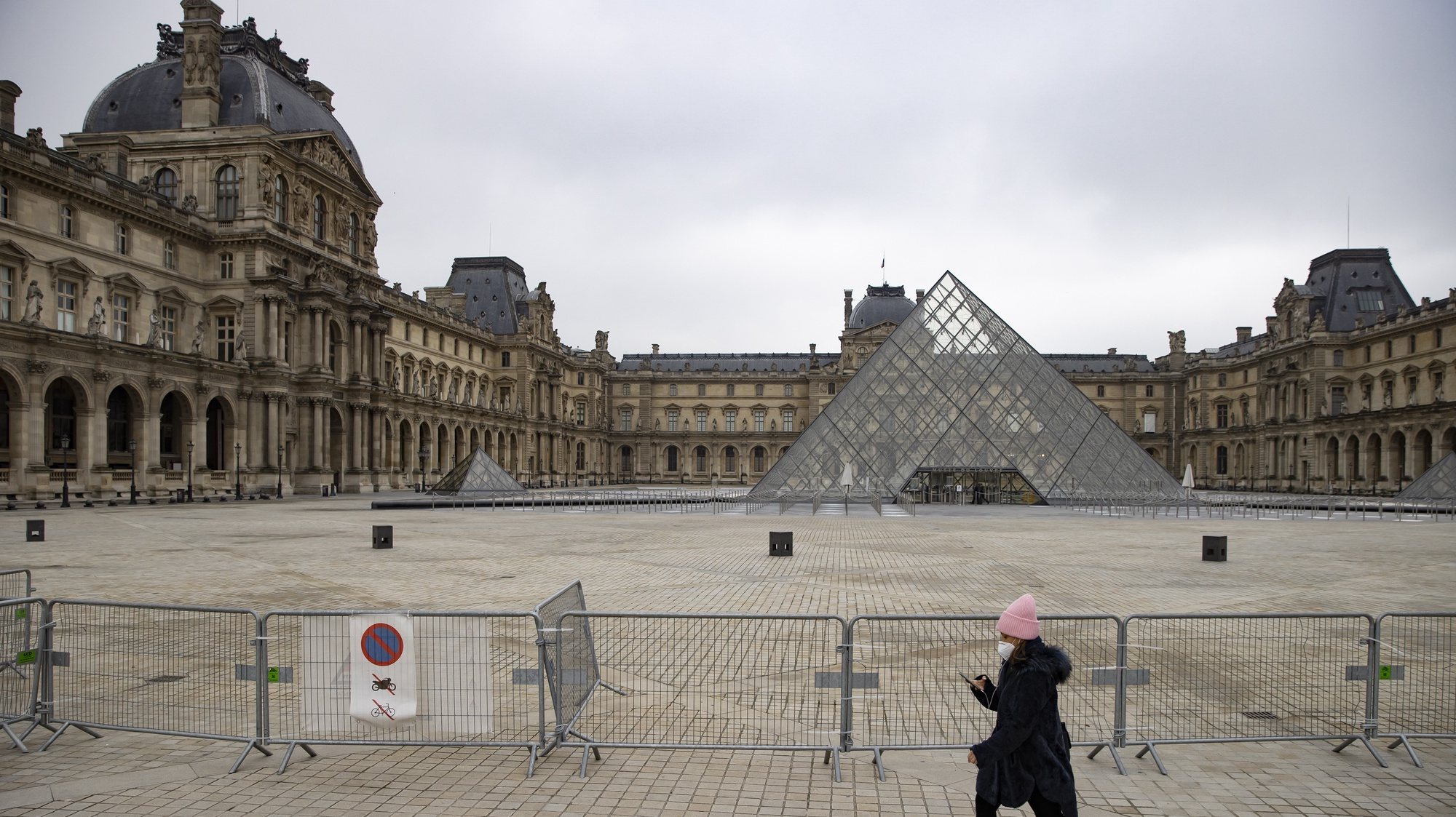 epa08924851 Metal barriers block the access to the pyramids of the Louvre museum in Paris, France, 07 January 2021. Cultural sites including museums, cinemas and theatres were originally due to reopen on 07 January 2021 after shutting on 28 October 2020 as part of the second lockdown, but the government decided to put the reopening plans on hold due to the surge in covid-19 cases.  EPA/IAN LANGSDON