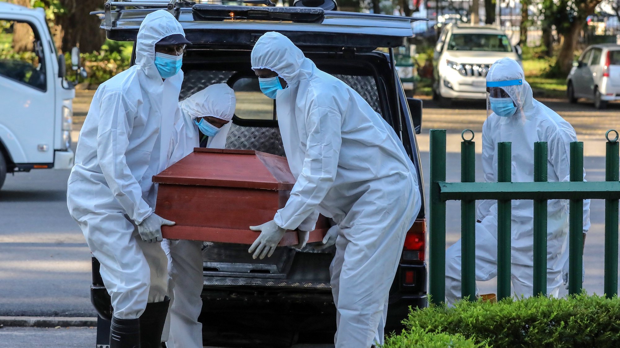 epa08957712 Municipal workers carry a coffin of Covid-19 coronavirus related victim to the crematorium at the public cemetery in Colombo, Sri Lanka, 22 January 2021. Sri Lanka is in the midst of the new wave of Covid-19 and the number of cases is increasing day after day.  EPA/CHAMILA KARUNARATHNE