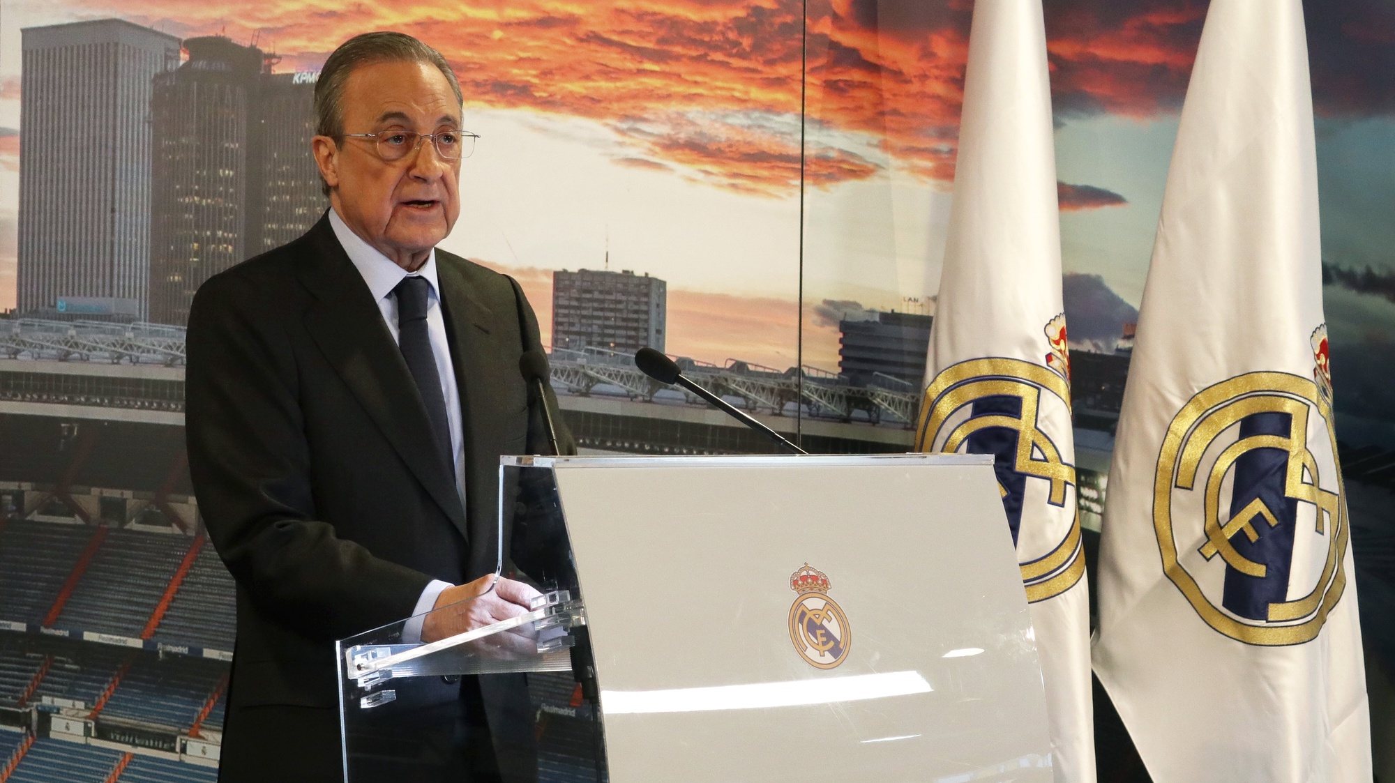 epa08077333 Real Madrid&#039;s President Florentino Perez offers a speech during the club&#039;s traditional Christmas toast at the Santiago Bernabeu stadium in Madrid, Spain, 17 December 2019.  EPA/ANGEL DIAZ