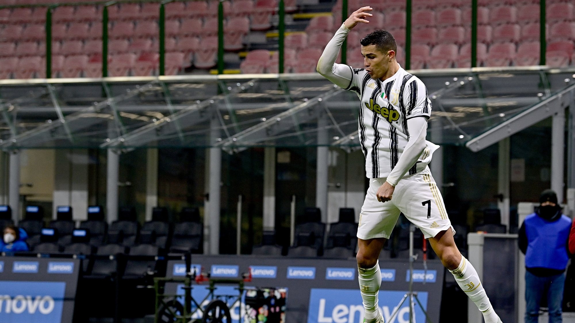 Ronaldo voltou a celebrar e logo em dose dupla, carimbando a reviravolta da Juventus frente ao Inter em menos de dez minutos antes do intervalo