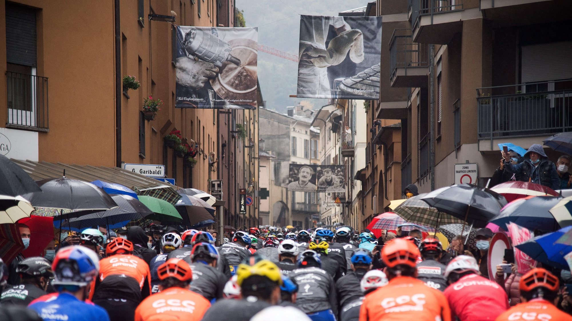 epa08767855 The pack of riders at the departure of the 19th stage of the 2020 Giro d&#039;Italia cycling race, over 124,5 km between Abbiategrasso and Asti, Italy, 23 October 2020.  EPA/LUCA ZENNARO