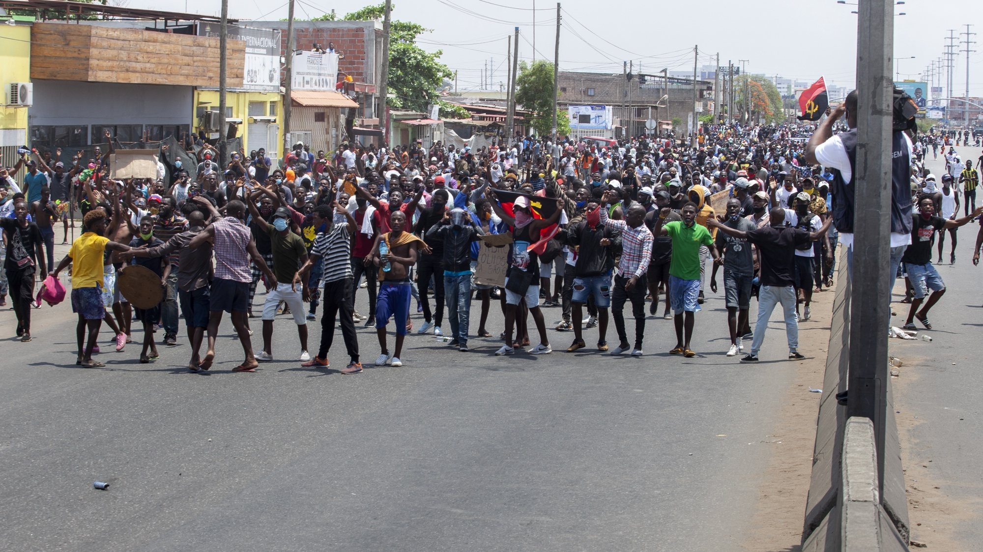 Centenas de jovens tentaram hoje sair à rua em Luanda para uma manifestação proibida pelas autoridades angolanas, que os persegue pelos bairros adjacentes na estrada de Catete. Antes das 11:00, hora para que estava agendada a manifestação proibida, os jovens tentaram aproximar-se do local combinado, junto ao cemitério de Santa Ana, de onde deveriam sair em direção ao centro da cidade, mas foram impedidos pelas barreiras que a polícia havia instalado na zona. Gritando palavras de ordem como “a polícia é do povo não é do MPLA” ou cantando o hino nacional angolano numa atitude de confronto com as autoridades, os jovens foram alvo de cargas policiais, com recurso a balas de borracha e gás lacrimogéneo, e fugiram para os bairros adjacentes da zona, 11 de novembro de 2020, Luanda, Angola. FOTO LUSA