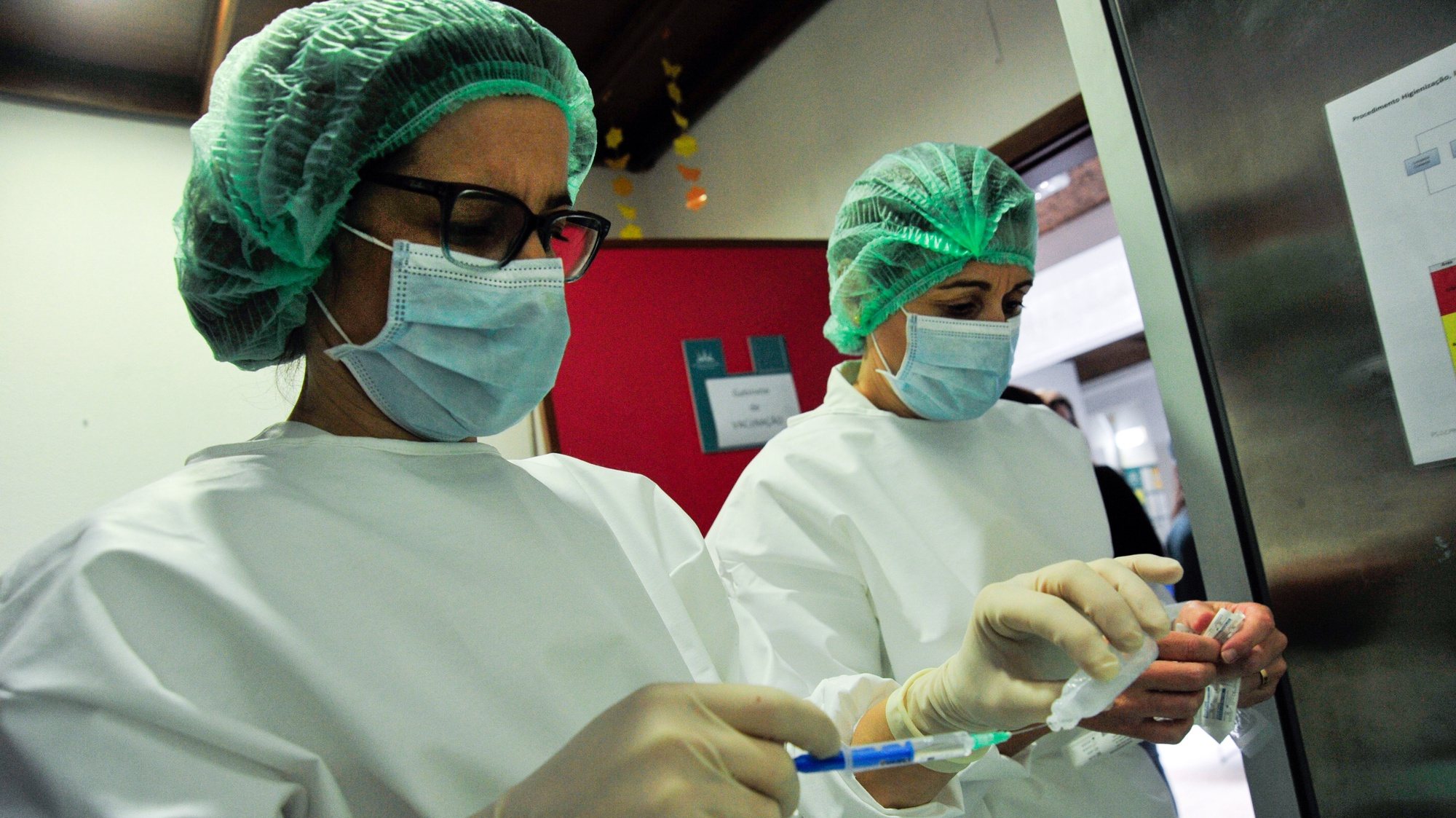 Profissionais da saúde preparam uma dose da vacina da Pfizer-BioNTech contra a covid-19 para ser administrada ao pessoal clínico do Centro de Saúde do Oeste, na unidade do Centro de Saúde das Caldas da Rainha, 29 de dezembro de 2020. CARLOS BARROSO/LUSA