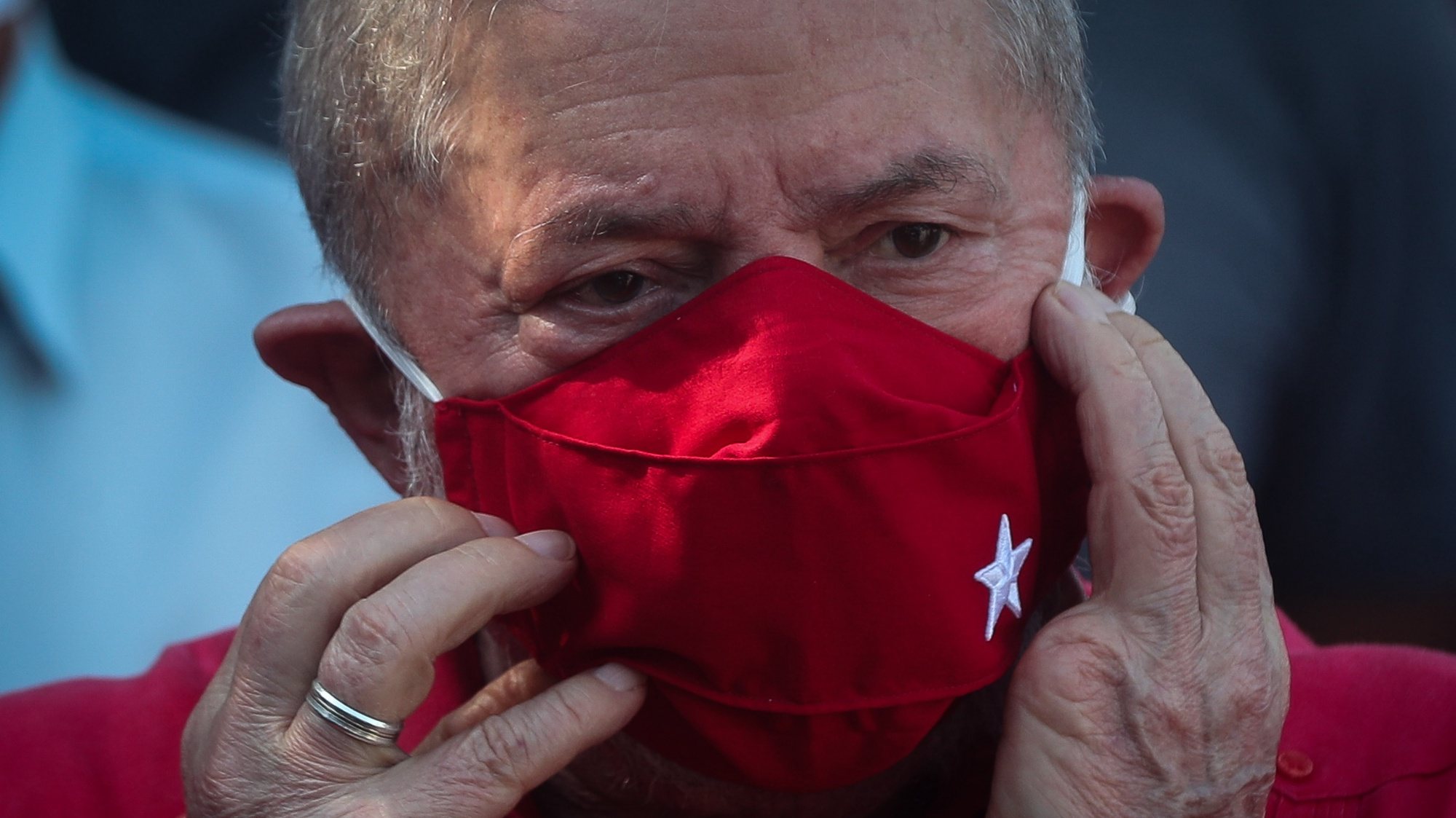epa08822331 The Former President of Brazil, Luiz Inacio Lula da Silva, adjusts his facial mask while talking to the press after voting in Sao Bernardo do Campo, state of Sao Paulo, Brazil, 15 November 2020. Lula, president of Brazil between 2003 and 2010, voted in the country&#039;s local elections and asserted that his Workers&#039; Party (PT), &#039;will come out stronger&#039;, contradicting the forecasts of the polling institutes. &#039;It is a historic election of the PT, because I believe that it will come out very strengthened in these elections, against the doomsayers who bet on its disappearance&#039;, he told the press.  EPA/FERNANDO BIZERRA