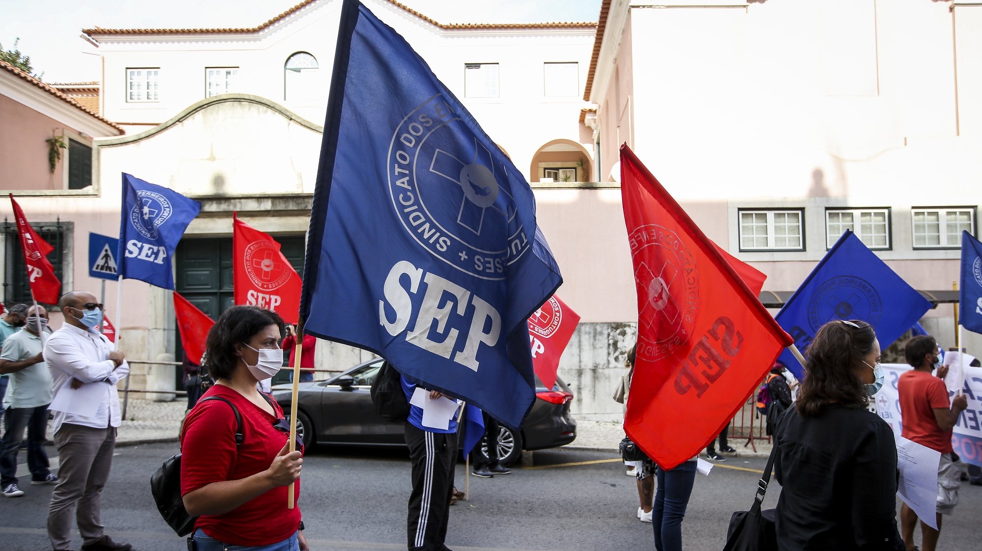 Membros do SEP- Sindicato dos Enfermeiros Portugueses protestam durante uma concentração junto à residência oficial do primeiro-ministro em Lisboa, 08 de outubro de 2020. NUNO FOX/LUSA