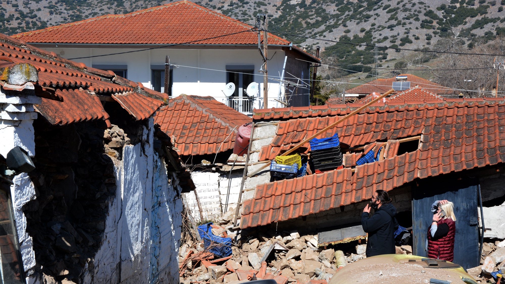 epaselect epa09051040 Damaged houses in the aftermath of an earthquake, in Damasi, Thessaly, central Greece, 04 March 2021. A 6,0-magnitude earthquake shook the wider region of Thessaly on 03 March. At least 30 houses were damaged in the vicinity of Mesochori in the municipality of Elassona, Thessaly.  EPA/APOSTOLIS DOMALIS