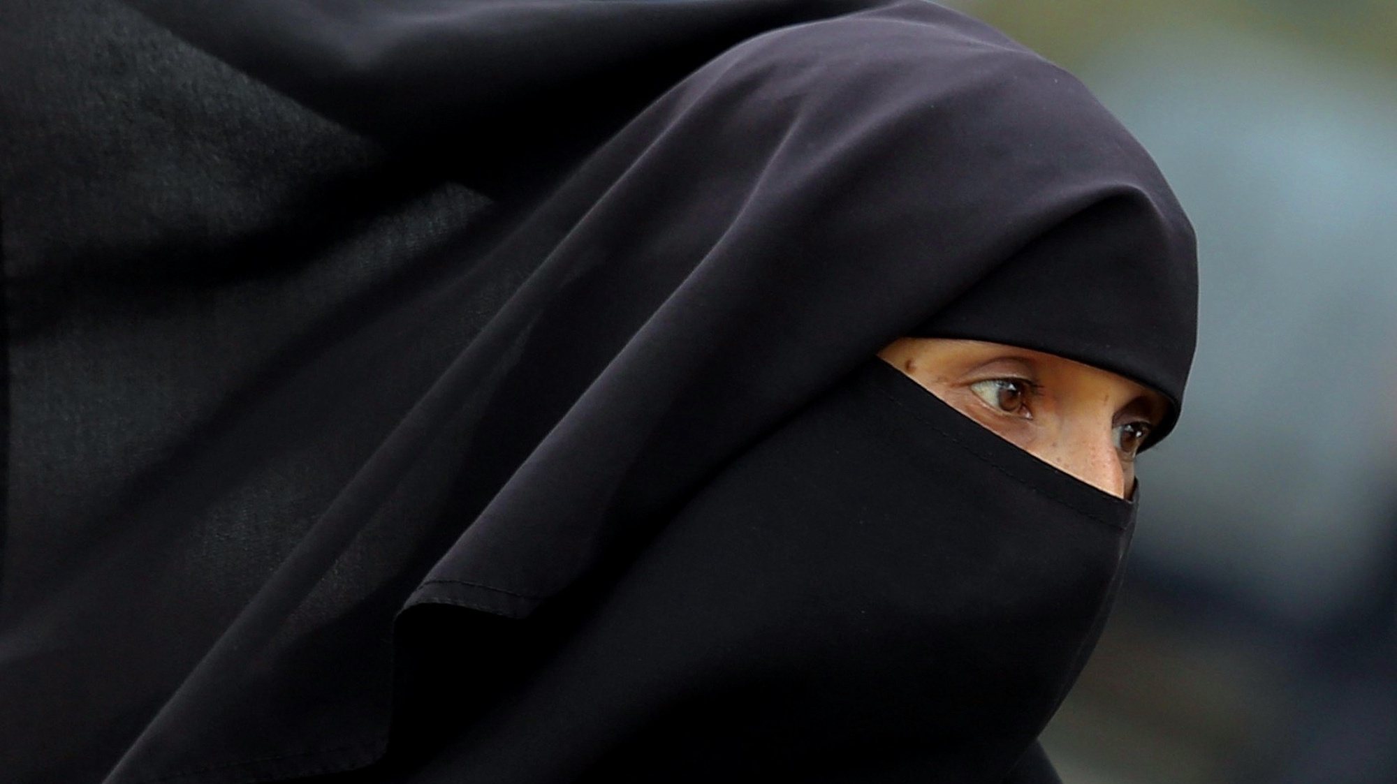 epa06157866 A close-up showing Indian Muslim woman wearing Burkha clad walks down, in Bangalore, India, 23 August 2017. India&#039;s Supreme Court on 22 August declared unconstitutional the Muslim practice of triple talaq where a husband can end a marriage unilaterally and instantly by repeating the word &#039;talaq&#039;, meaning &#039;I divorce&#039;, three times.  EPA/JAGADEESH NV