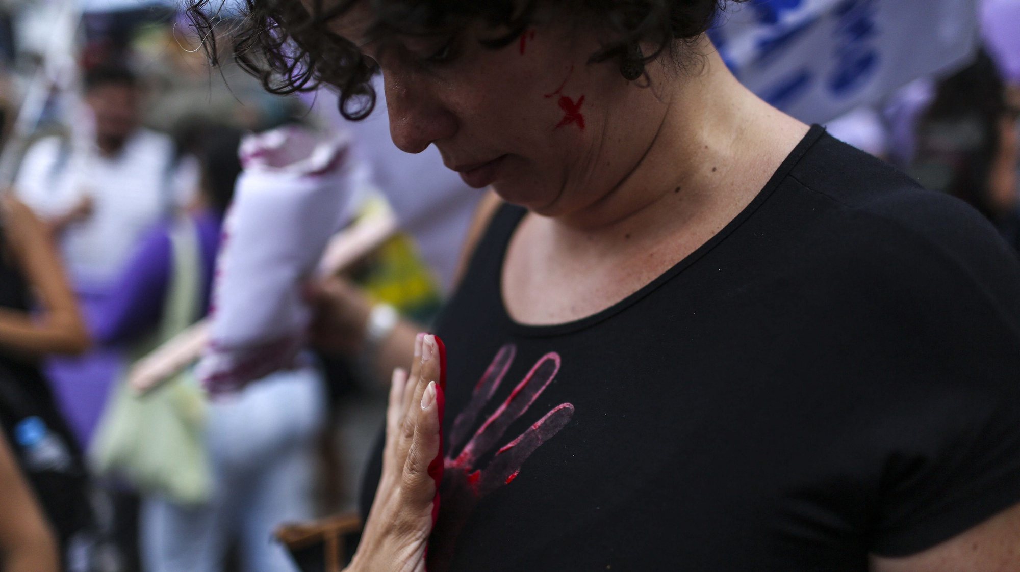 epa05602948 A woman participates at a protest against feminicide in Rio de Janeiro, Brazil, 25 October 2016. Under the slogan &#039;Not one less&#039; hundreds of women rallied in order to ask for the eradication of such crimes in Latin America.  EPA/ANTONIO LACERDA