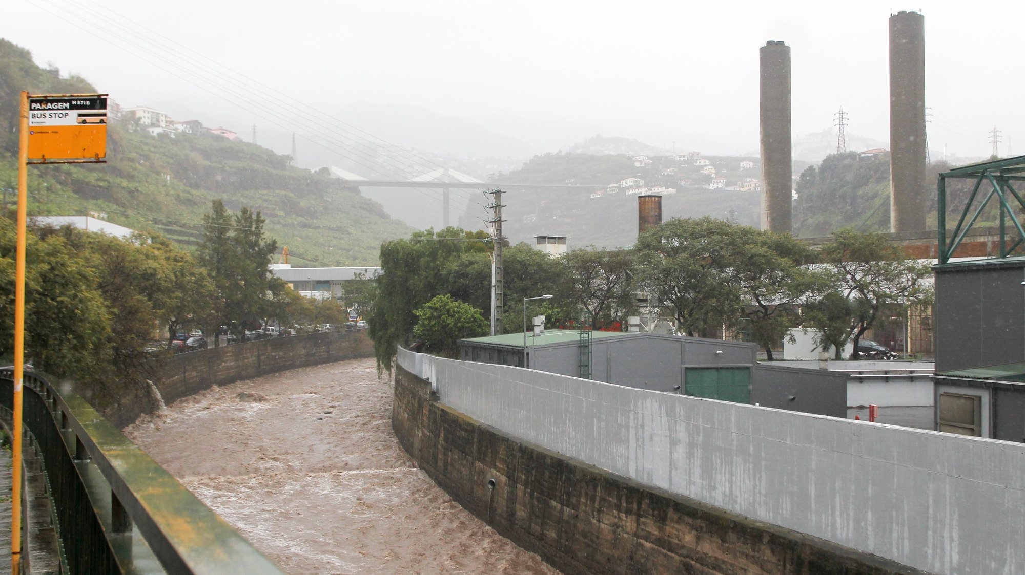 Na sequência do aumento de precipitação as principais ribeiras no Funchal aumentaram o caudal de água, Funchal, 27 de fevereiro de 2018. Devido ao mau tempo foi ativado o alerta vermelho na Ilha da Madeira. HOMEM DE GOUVEIA / LUSA