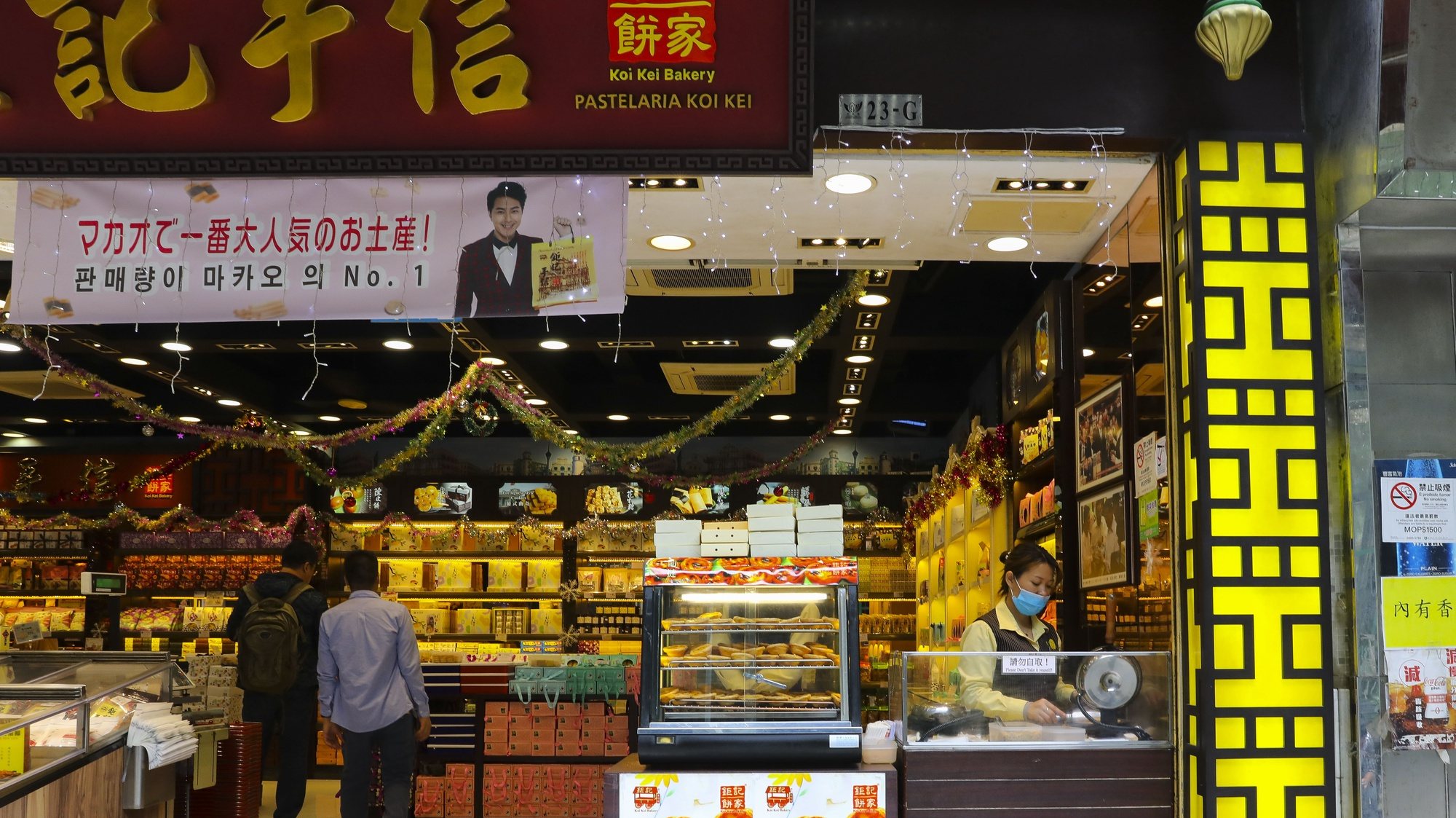 Pastelaria que entre outros produtos, vende pasteis de nata numa rua em Macau, China.17 de dezembro de 2019. JOÃO RELVAS/LUSA