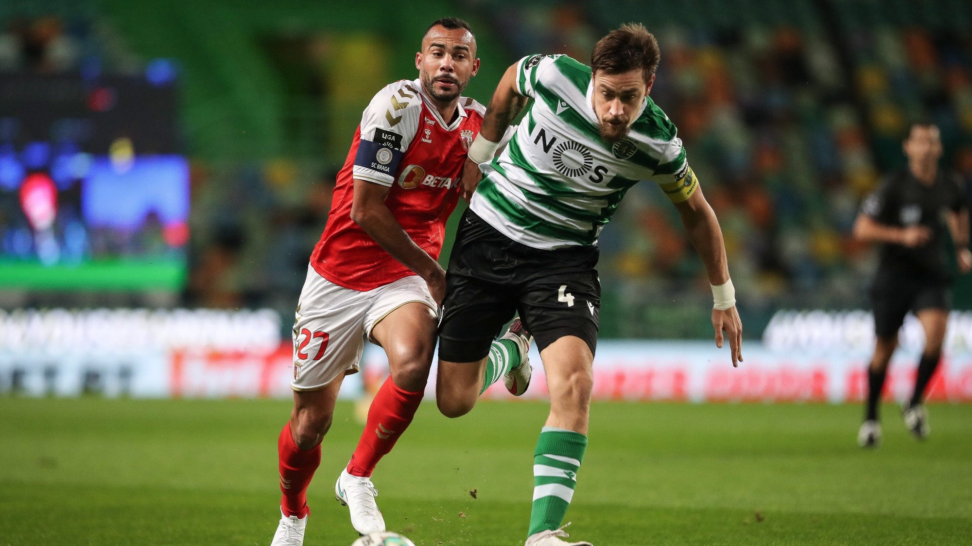 epa08915846 Sporting&#039;s Coates (R) in action against Sporting de Braga&#039;s Fransergio during the Portuguese First League soccer match held at Alvalade Stadium, in Lisbon, Portugal, 02 January 2021.  EPA/MARIO CRUZ