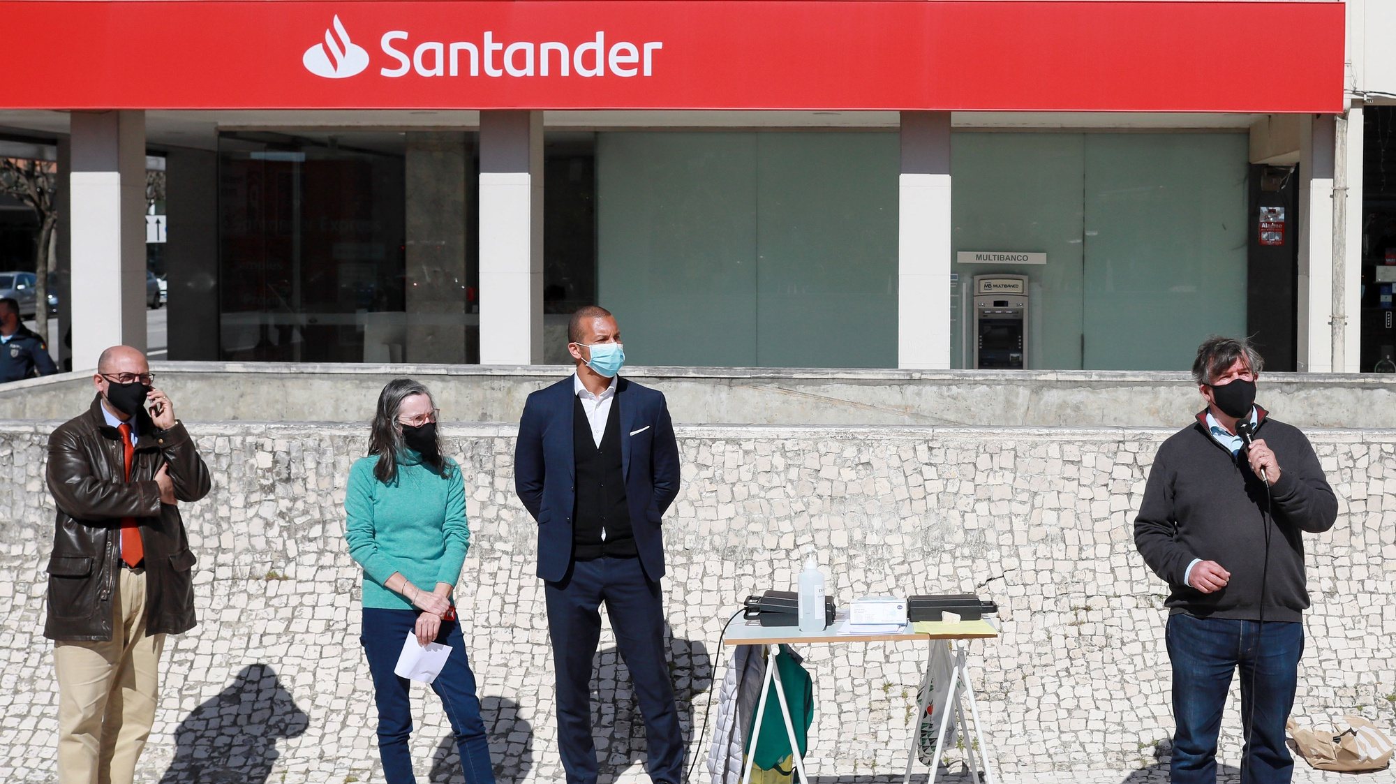 Trabalhadores do Banco Santander Totta asssistem ao plenário para discutir medidas contra o plano da administração de reorganização do banco que prevê a supressão de centenas de postos de trabalho, 19 março 2021, Porto. ESTELA SILVA/LUSA