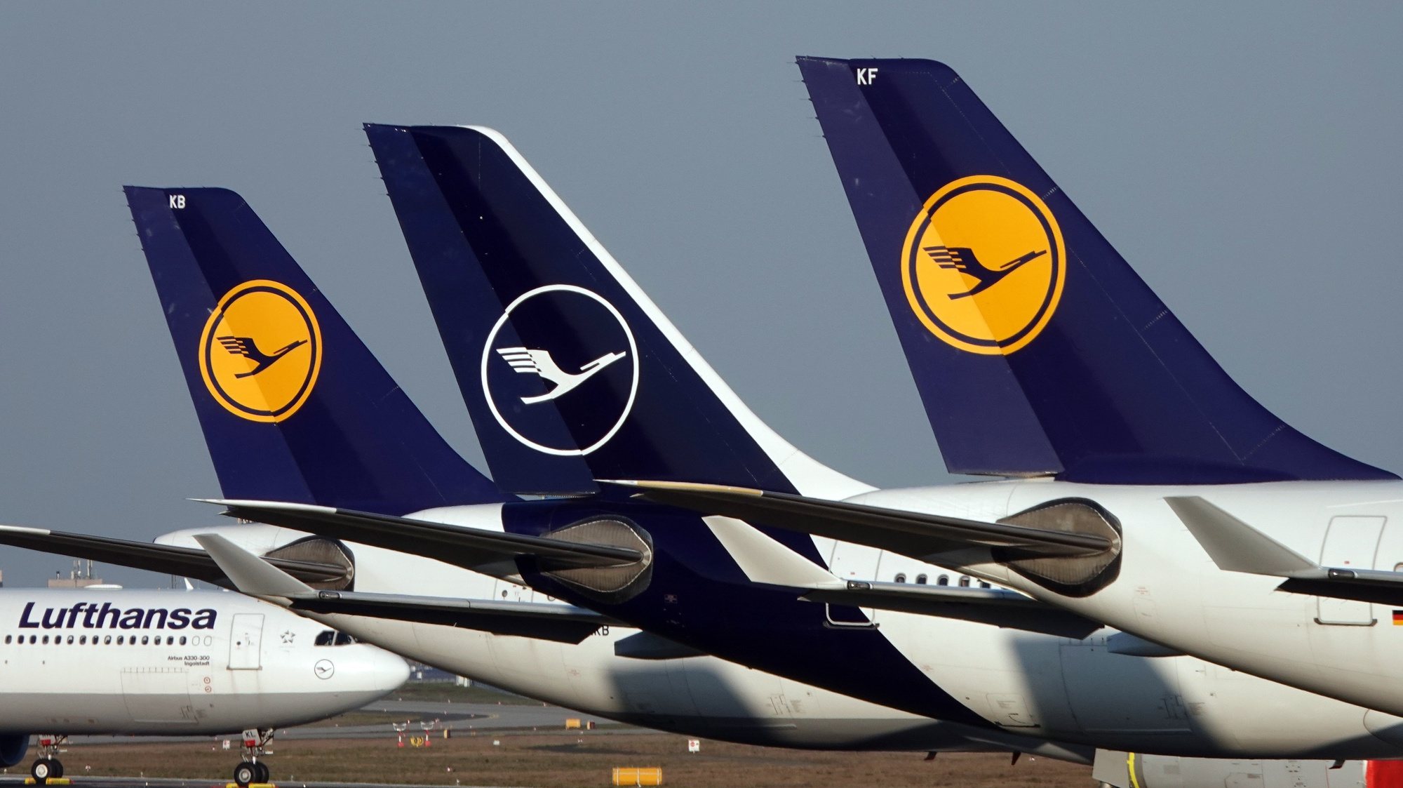 epa09050635 (FILE) Lufthansa passenger planes parked at Frankfurt airport&#039;s northern runway in Frankfurt, Germany, 25 March 2020 (reissued 04 March 2021). Lufthansa Group in a statement on 04 March 2021 reported a 5.5 billion euro operating loss in 2020, mostly due to the ongoing coronavirus Covid-19 pandemic.  EPA/MAURITZ ANTIN *** Local Caption *** 56475375