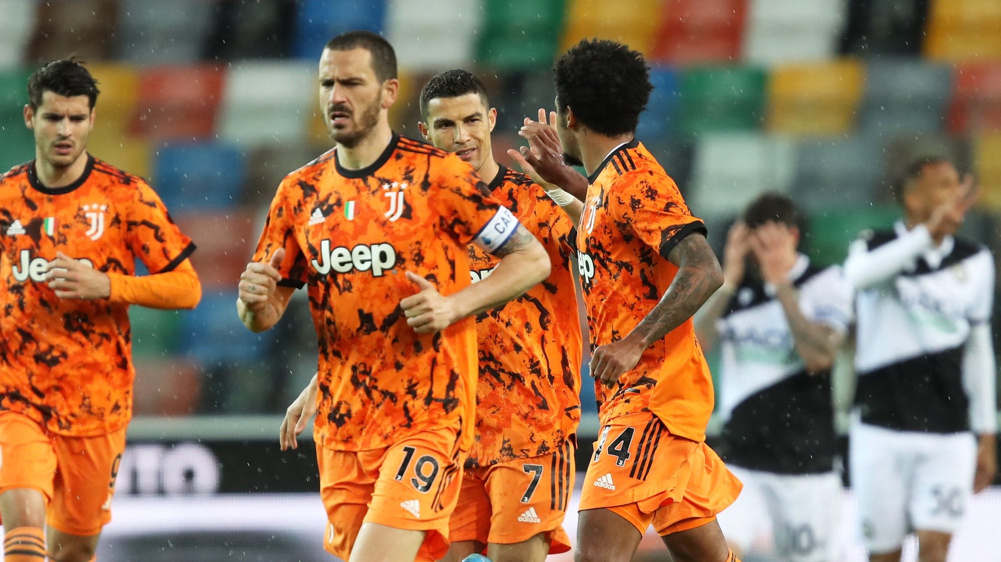 epa09174480 Juventus&#039; Cristiano Ronaldo (back C) celebrates with teammates after scoring the 2-1 lead from the penalty spot during the Italian Serie A soccer match between Udinese Calcio and Juventus FC in Udine, Italy, 02 May 2021.  EPA/GABRIELE MENIS