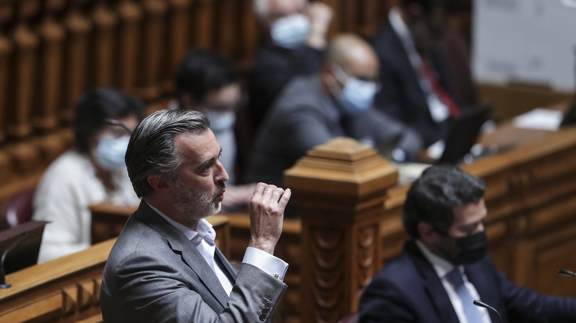 O deputado do Iniciativa Liberal (IL), João Cotrim de Figueiredo, intervém durante o debate parlamentar na Assembleia da República em Lisboa, 12 de maio de 2021. TIAGO PETINGA/LUSA