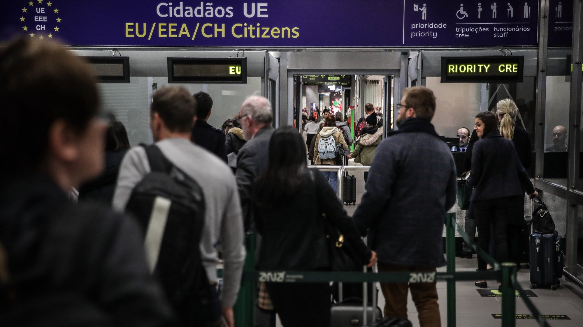 Cidadãos utilizam a nova área de controlo de chegadas do Serviço de Estrangeiros e Fronteiras (SEF) no Aeroporto Humberto Delgado, em Lisboa, 10 de fevereiro de 2020.  MÁRIO CRUZ/LUSA