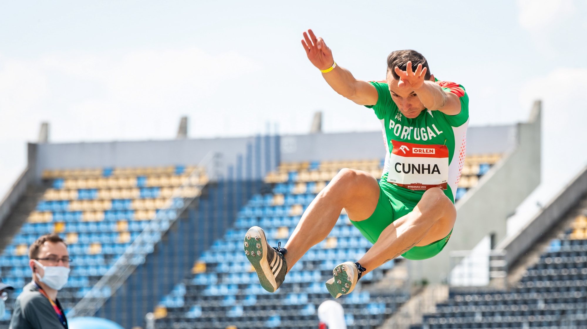 epa09248676 Lenine Cunha of the Portugal in action during the Men&#039;s Long Jump T20 Final at the European Para Athletics Championships in Bydgoszcz, northern Poland, 04 June 2021.  EPA/Tytus Zmijewski POLAND OUT
