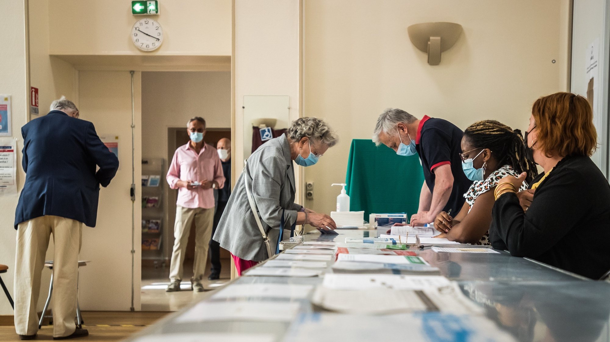epa09287999 Parisians vote at a polling station during the first round of the 2021 Regional Elections in Paris, France, 20 June 2021. French Regional Elections will take place on 20 and 27 June 2021.  EPA/CHRISTOPHE PETIT TESSON