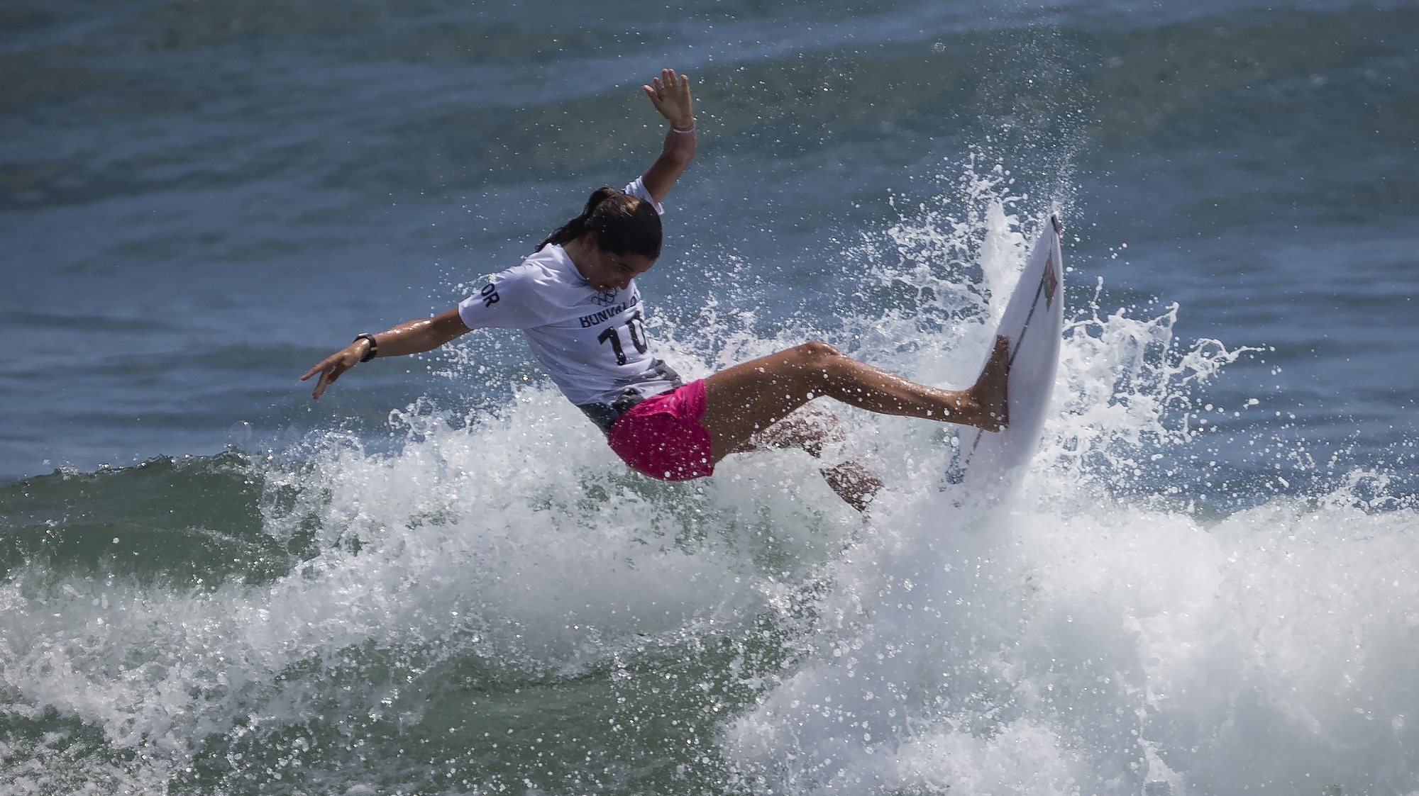 A portuguesa Teresa Bonvalot em ação na primeira ronda do surf olímpico de Tóquio2020, na praia de Tsurigasaki, em Chiba, a cerca de 100 quilómetros de Tóquio, Japão, 25 de julho de 2021. JOSÉ COELHO/LUSA