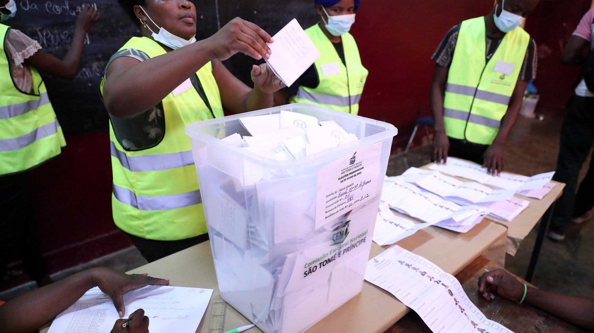 Elementos de uma secção eleitoral contam os votos no início do escrutínio eleitoral, durante as eleições presidenciais em São Tomé e Príncipe, em São Tomé, 18 de julho de 2021. NUNO VEIGA/LUSA