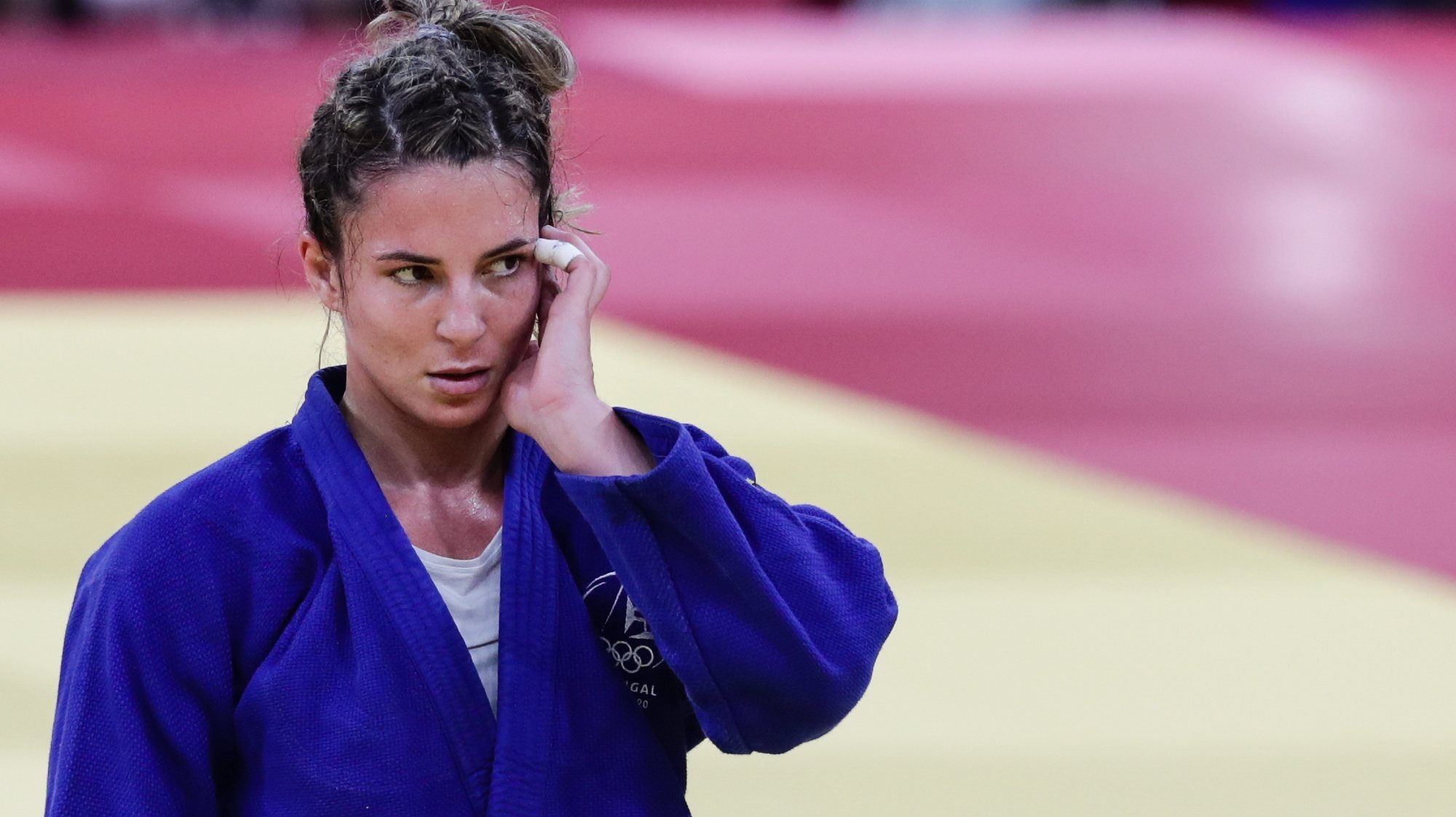 A judoca portuguesa Barbara Timo em ação durante o segundo combate na categoria de -70 kg, com a croata Barbara Matic, nos Jogos Olimpicos de Tóquio2020, no Nipon Bakugan de Tóquio, Japão, 28 de julho de 2021. TIAGO PETINGA/LUSA
