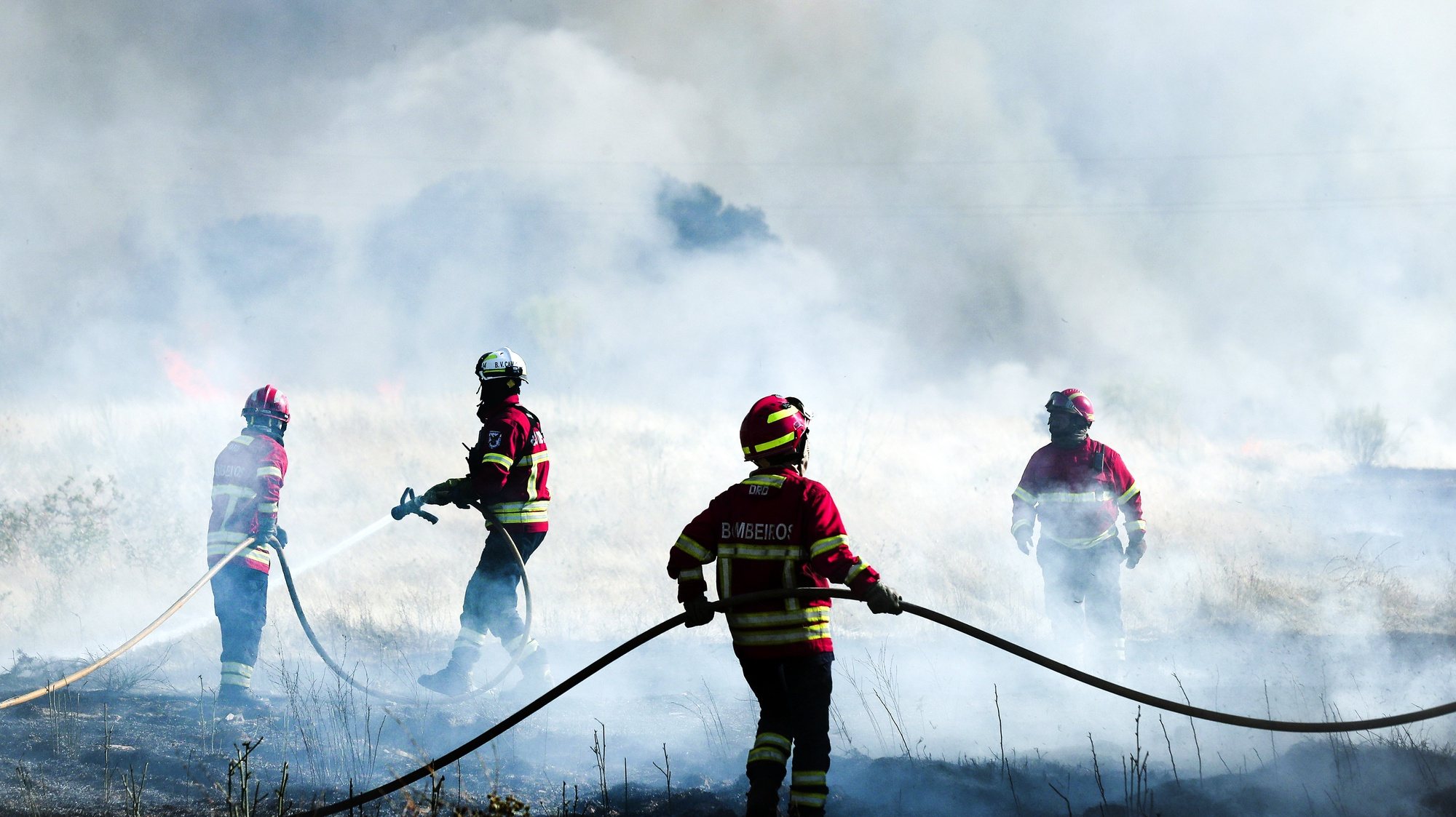 Elementos de várias corporações de bombeiros voluntários combatem um incêndio numa mata da freguesia de Vila Boim, Elvas, 28 de julho de 2021. Segundo a Autoridade Nacional de Emergência e Proteção Civil estão envolvidos no combate ao incêndio 155 bombeiros, 45 meios terrestres, e 5 meios aéreos. NUNO VEIGA/LUSA