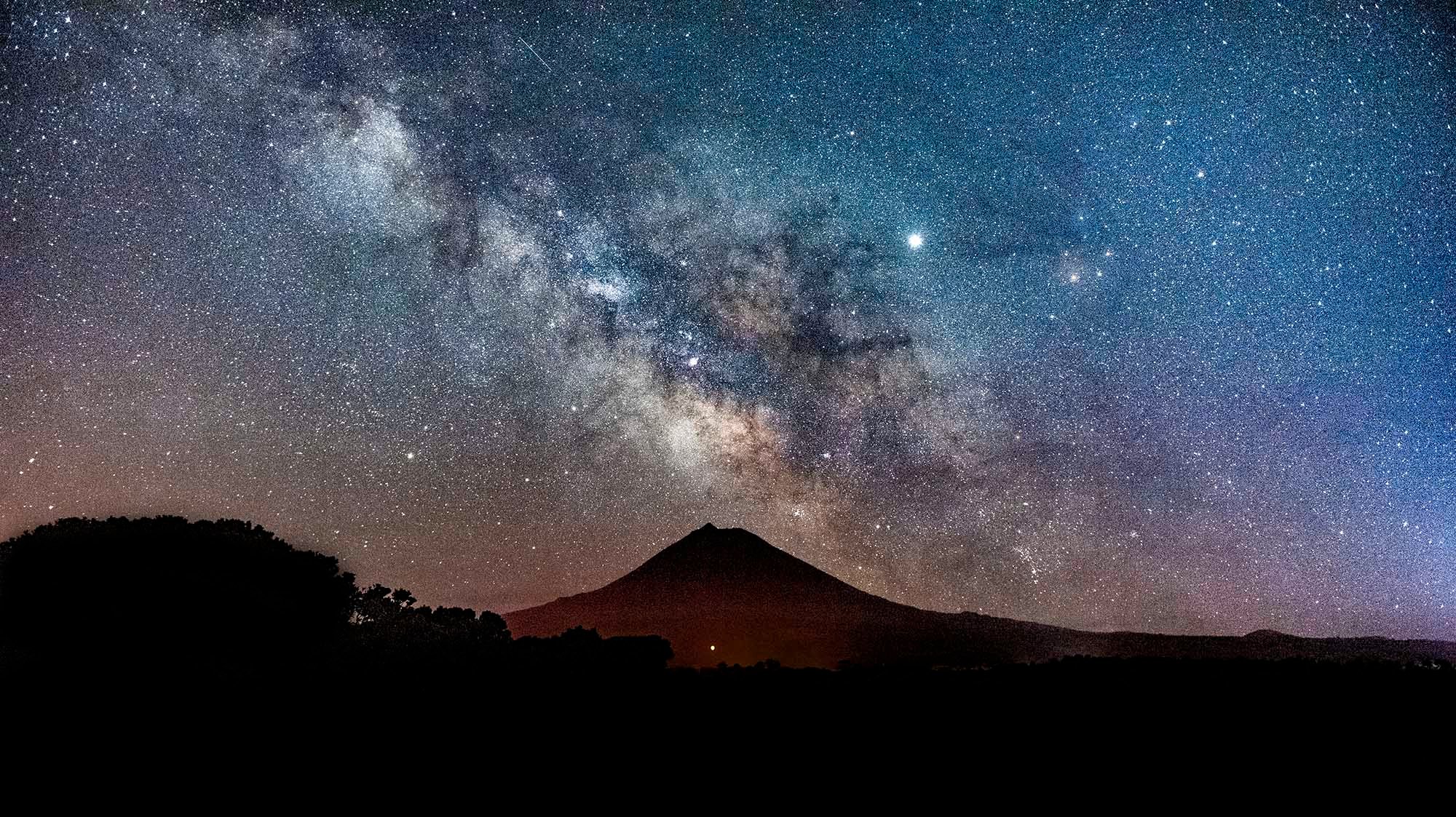 Via Láctea sobre a Montanha do Pico