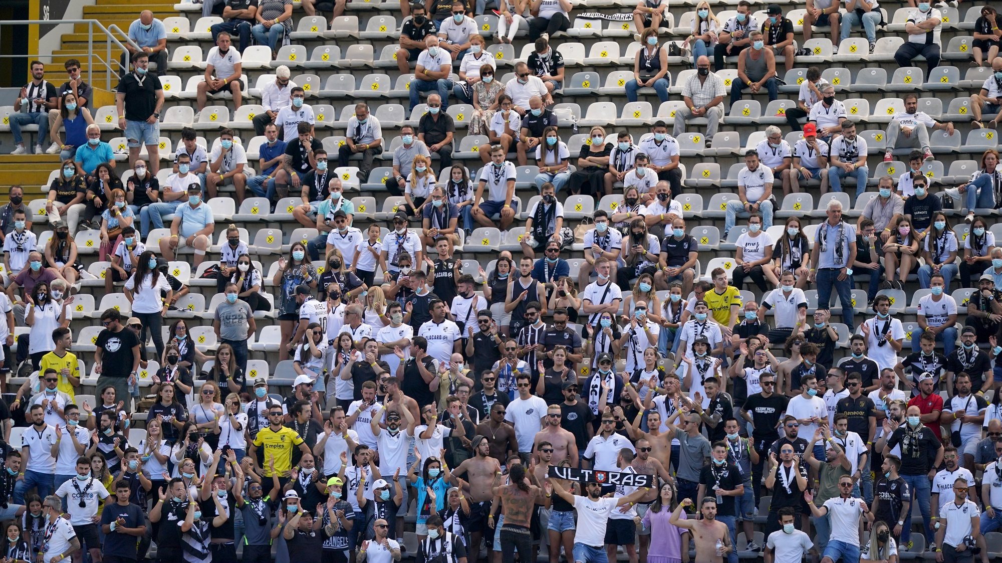 Adeptos do Vitória de Guimarães durante o jogo com o Portimonense a contar para a Primeira Liga de Futebol realizado no Estádio D.Afonso Henriques em Guimarães, 8 de agosto 2021. HUGO DELGADO/LUSA