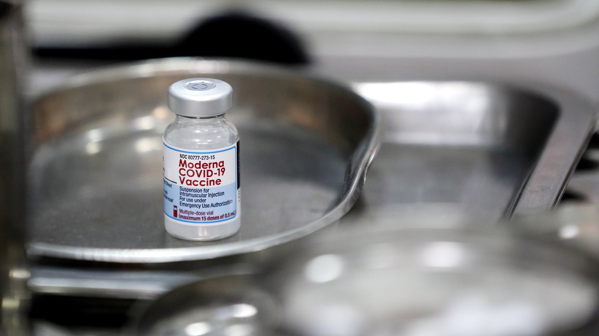 epa09429829 (FILE) - A vial of Moderna COVID-19 vaccine sits on a tray, in Hanoi, Vietnam, 27 July 2021 (reissued 26 August 2021). Japan&#039;s health ministry suspended the usage of around 1.6 million doses of Moderna COVID-19 vaccine after the discovery of foreign material in a production line.  EPA/LUONG THAI LINH