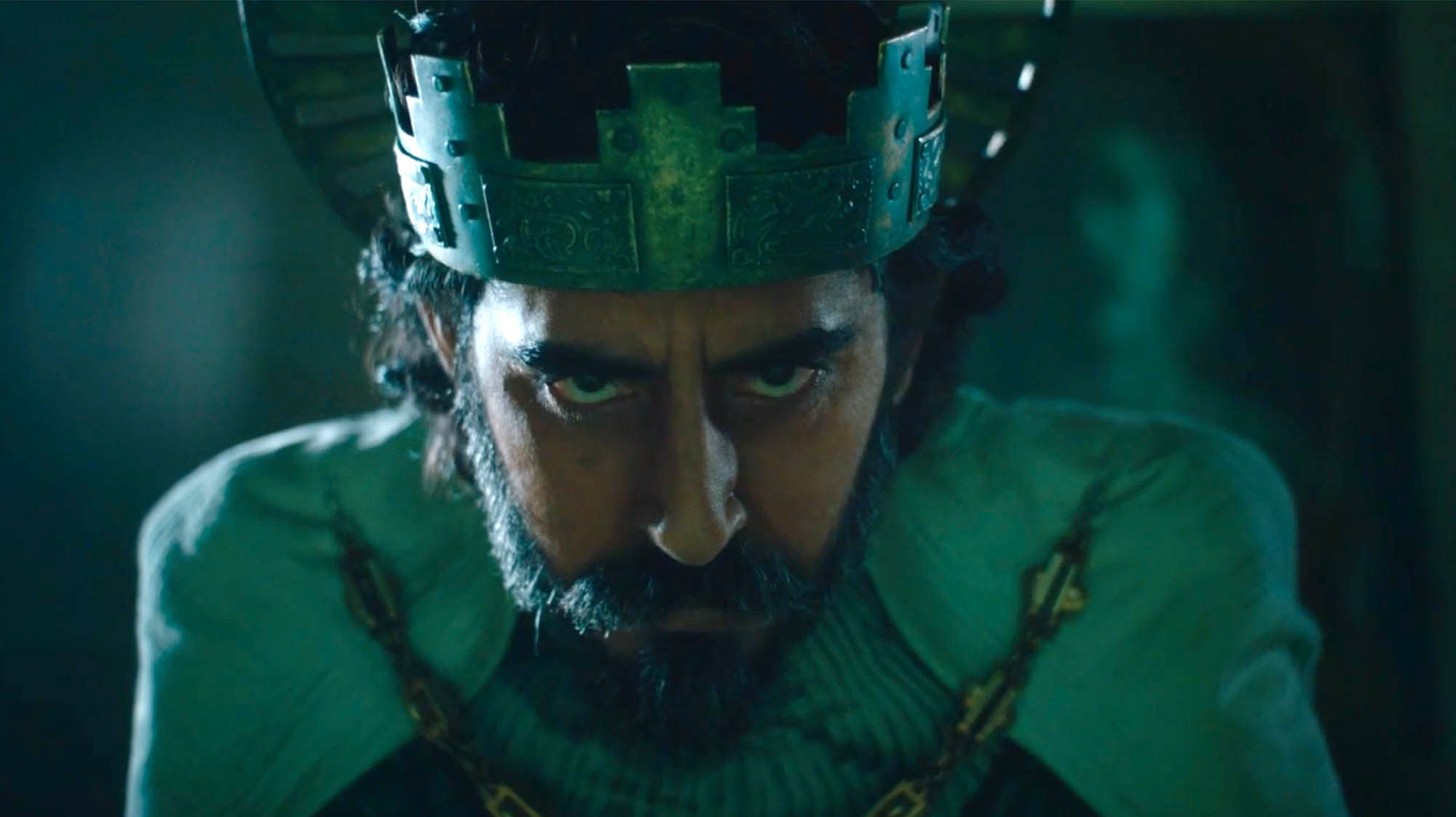 Dev Patel é o protagonista, admirável no papel de Gawain, homem em busca de uma glória fantasiada