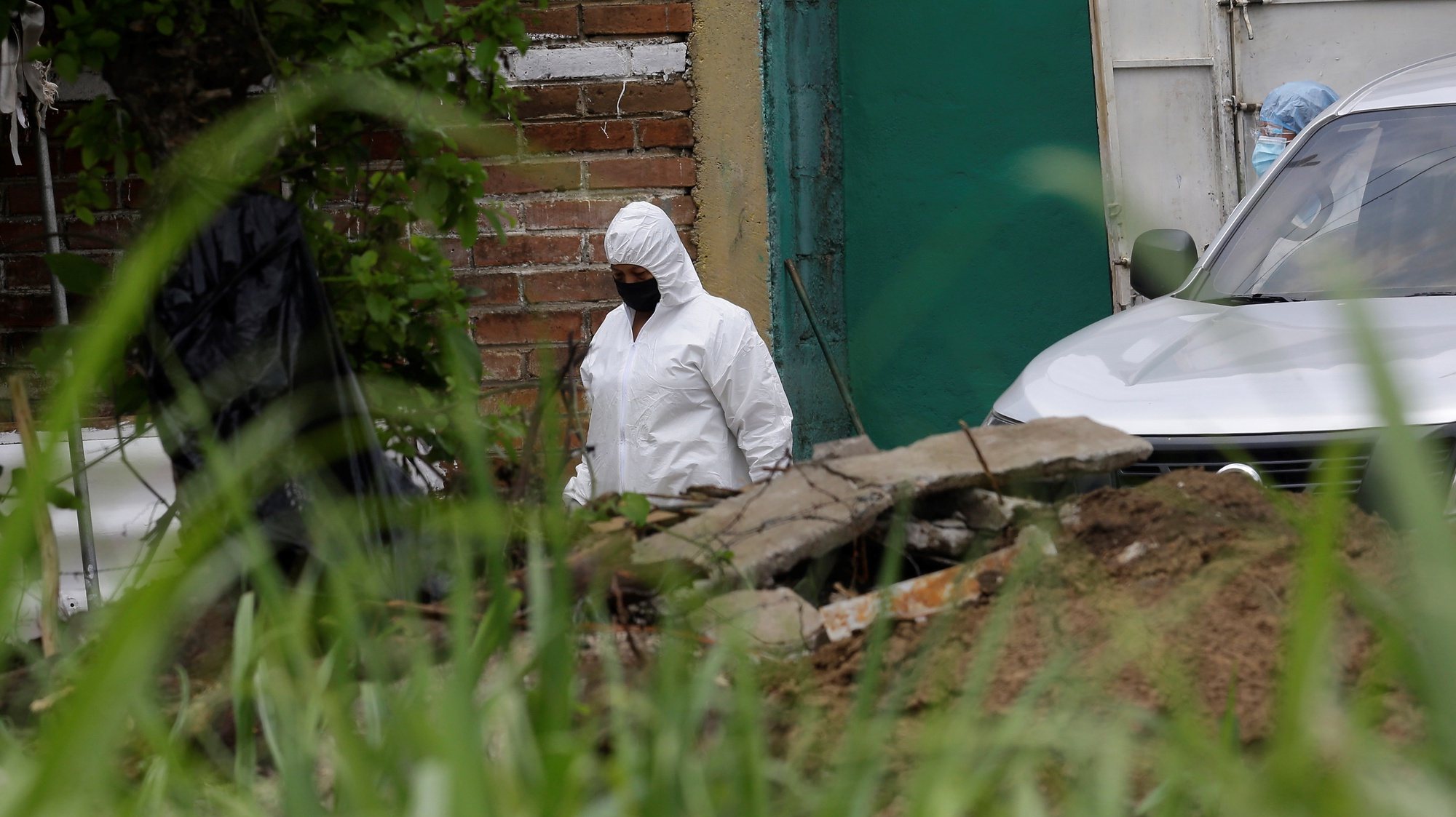epa09217666 Forensic teams, members of the Attorney General&#039;s Office, and police officers work during a search for human remains at the house of former police officer Hugo Ernesto Osorio, who is being investigated for homicide, in Chalchuapa, northwest of San Salvador, El Salvador, 20 May 2021 (issued 21 May 2021).  EPA/RODRIGO SURA