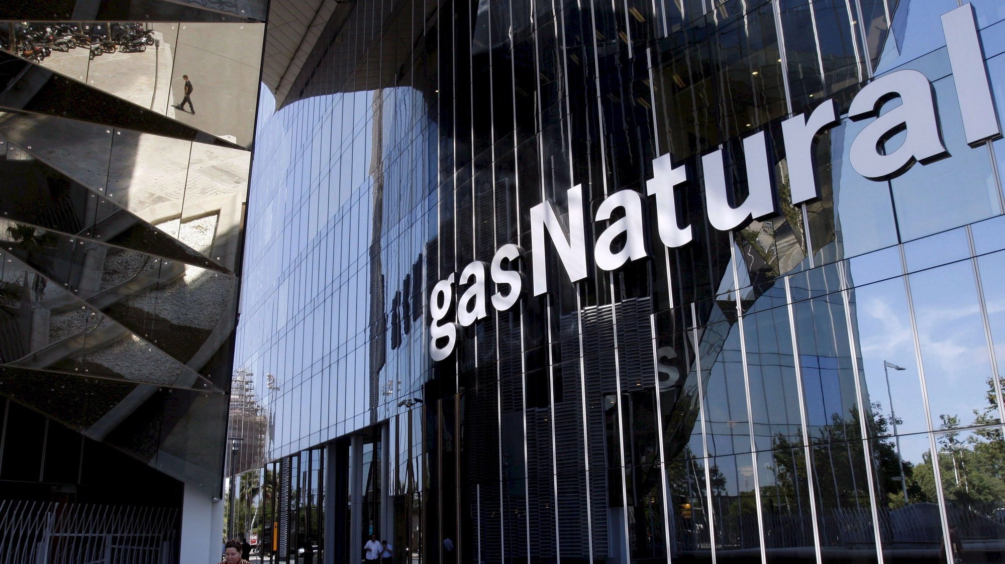 epa01427284 A view of the exterior of Gas Natural headquarters in Barcelona, northeastern Spain, 30 July 2008. Gas Natural, which is Spain&#039;s largest gas supplier, is to offer a bid of 18,33 per share in its aim to take control of Spain&#039;s electricity company Union Fenosa. On the other hand, Gas Natural board of directors is having a meeting on 30 July to approve the purchase of a 9,99 per cent of construction company ACS in order to observe the energy sector legislation. ACS is an investor of Union Fenosa.  EPA/TONI ALBIR
