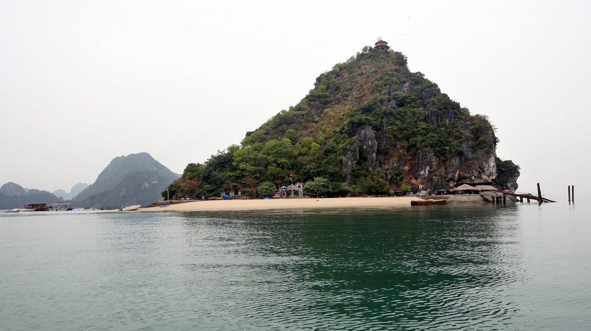 epa02589163 A view of Titop island, where nearby the tourist boat &#039;Dream Voyage&#039; sunk, in Ha Long Bay, in northern Vietnam, 18 February 2011. Vietnamese police detained for questioning the captain and four crew members involved in a boat tragedy that left 12 tourists dead the previous day. The accident occurred on 17 February at Ha Long Bay when a tourist boat carrying 27 people sank. Nguyen Khuong Duy, a Vietnamese Australian, one of 15 survivors in the tragedy told local media the accident happened when people were still sleeping in the boat. Those on the top deck had time to escape before the boat sank.  EPA/LUONG THAI LINH