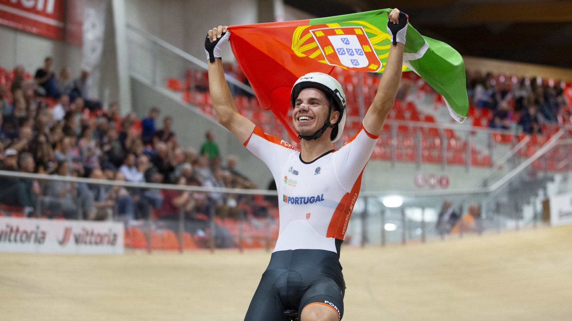 epa09511776 Portugal&#039;s Rui Oliveira celebrates after winning the men&#039;s scratch race during the UEC Track Cycling European Championships at the Velodrome Suisse in Grenchen, Switzerland, 07 October 2021.  EPA/PETER KLAUNZER